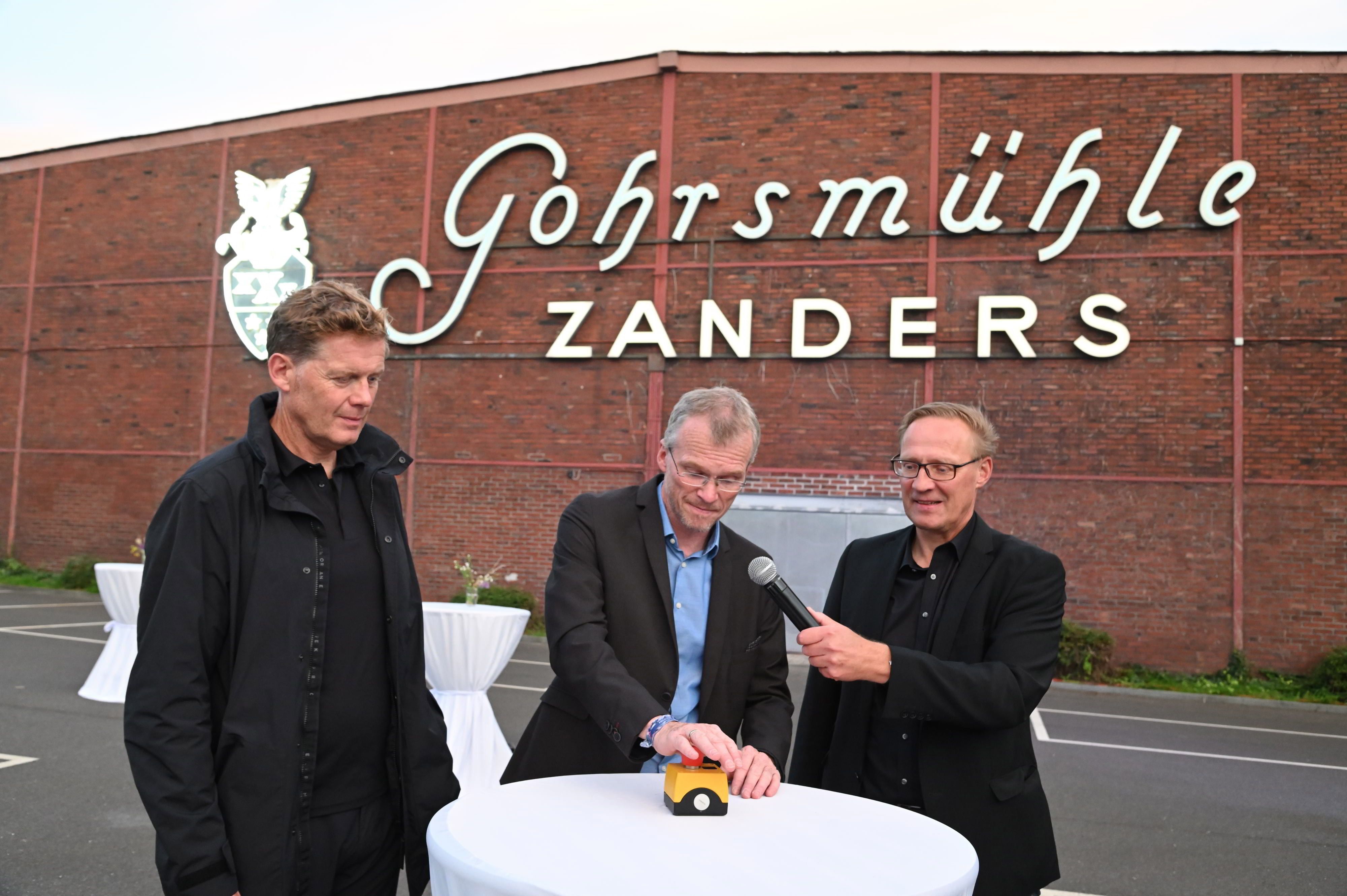 Eröffnung des Gohrsmühlenplatzes mit einschaltendes restaurierten beleuchteten Zanders Schriftzug