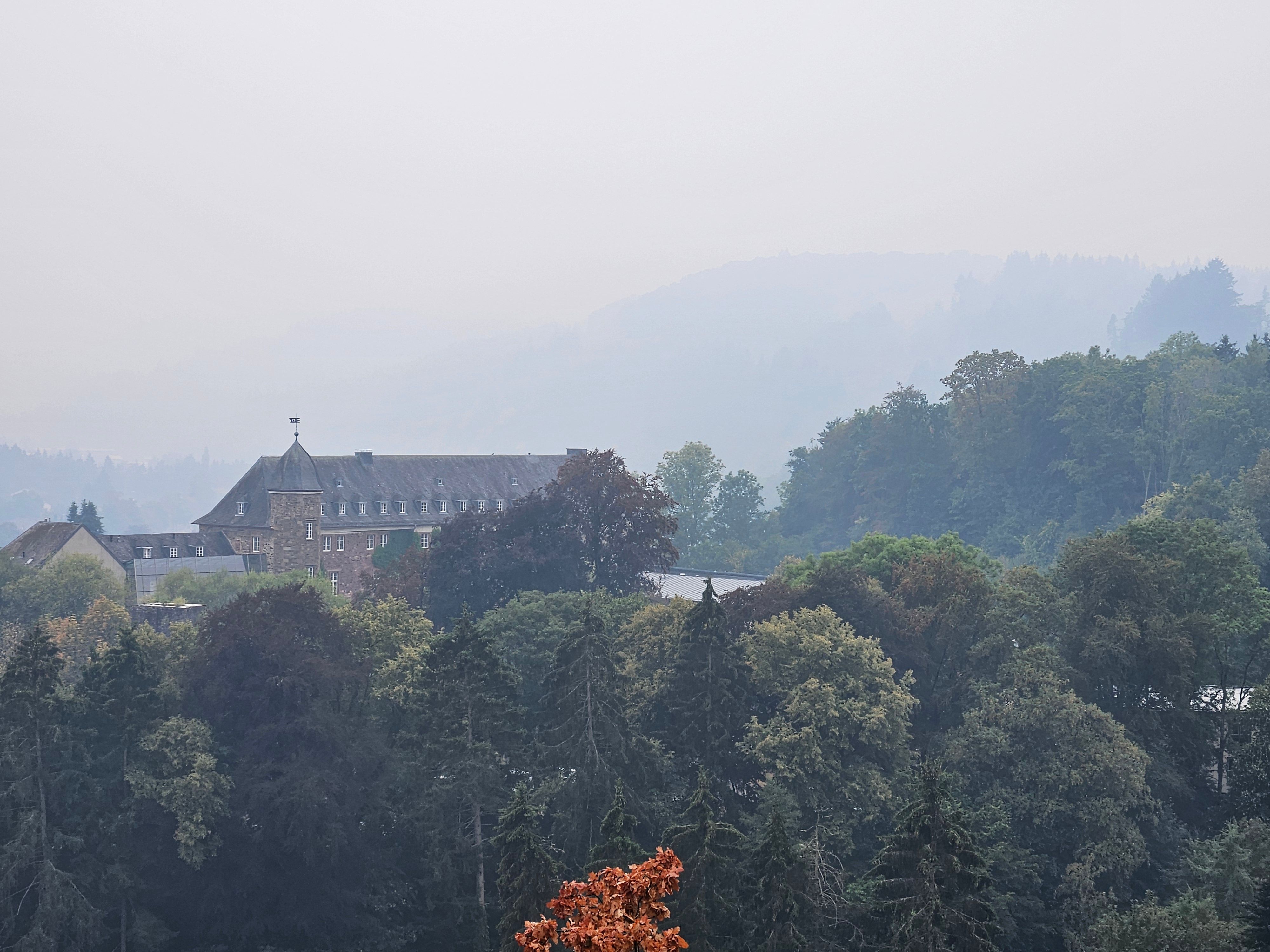 Durch den Brand im Hohen Venn liegt über dem Schleidener Schloss eine Rauchwolke.