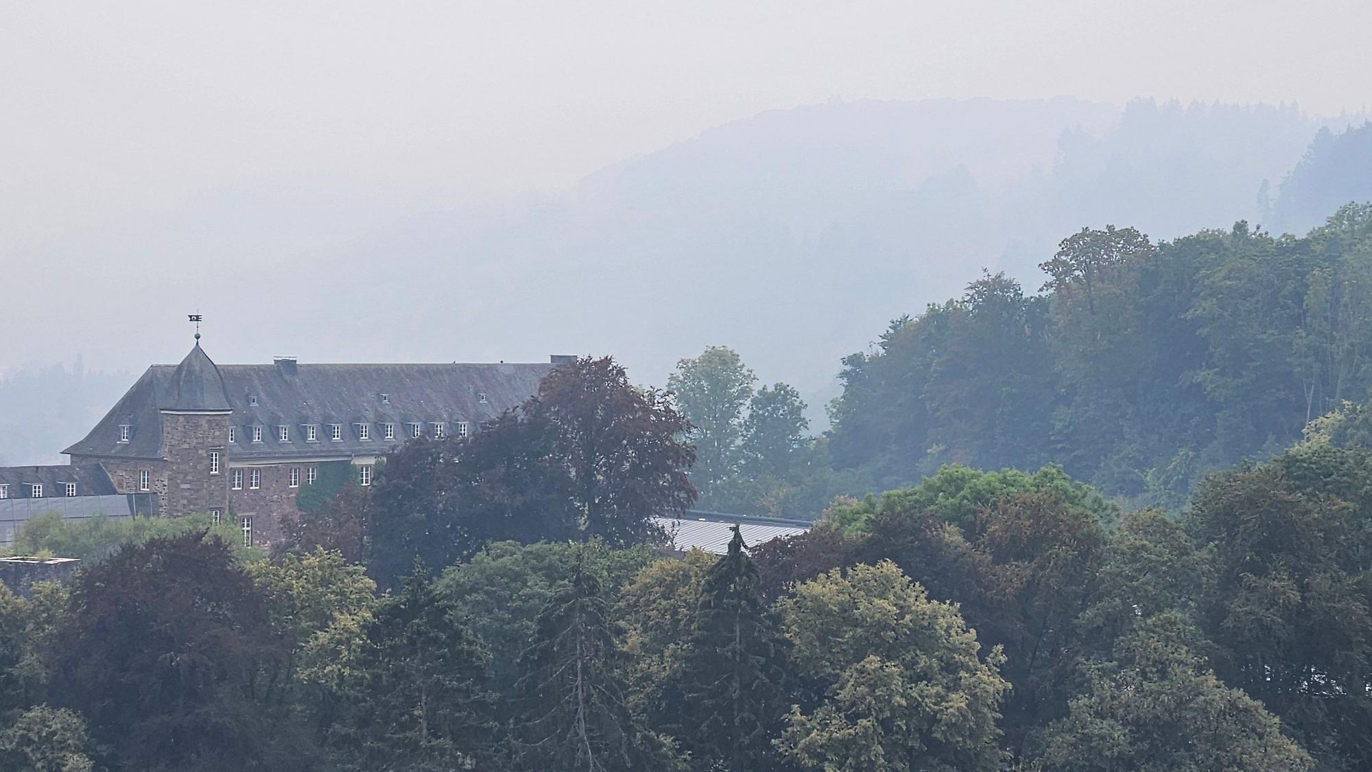 Durch den Brand im Hohen Venn liegt über dem Schleidener Schloss eine Rauchwolke.