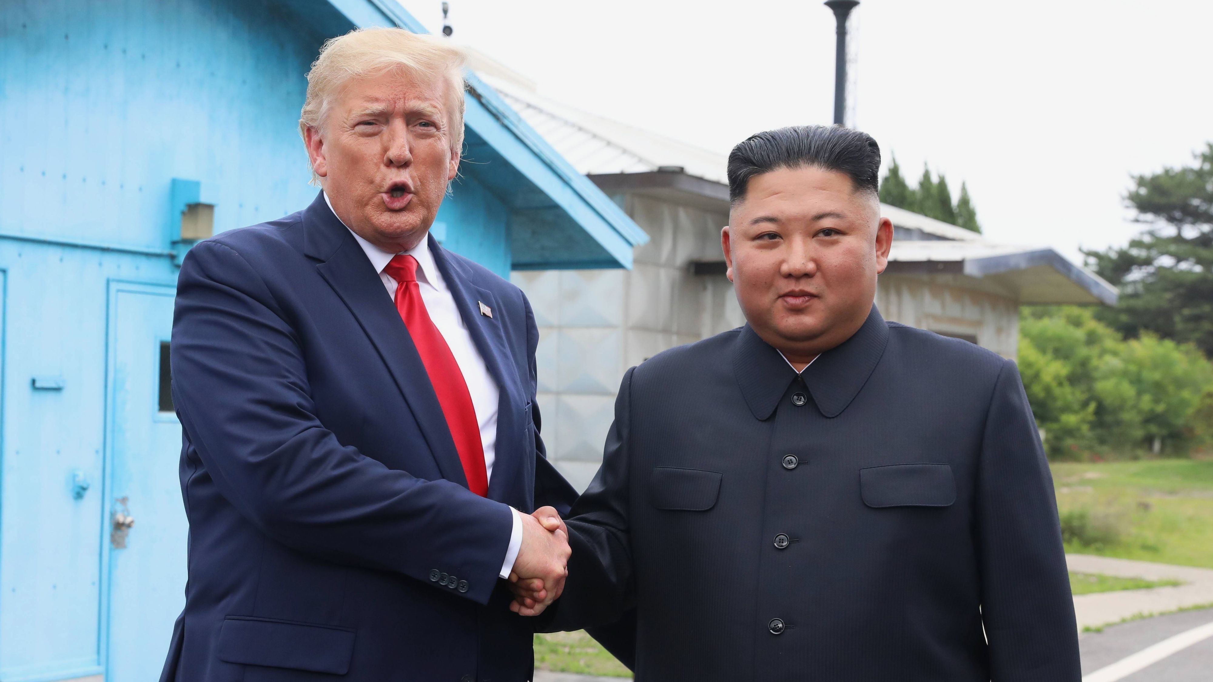 US-Präsident Donald Trump (l.) zusammen mit Nordkoreas Diktator Kim Jong Un im Jahr 2019. (Archivbild)