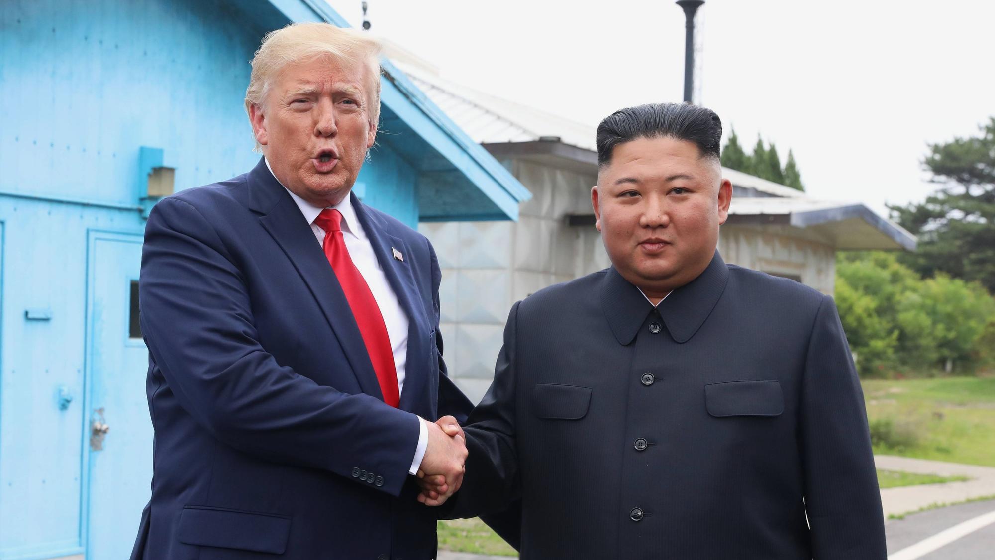US-Präsident Donald Trump (l.) zusammen mit Nordkoreas Diktator Kim Jong Un im Jahr 2019. (Archivbild)