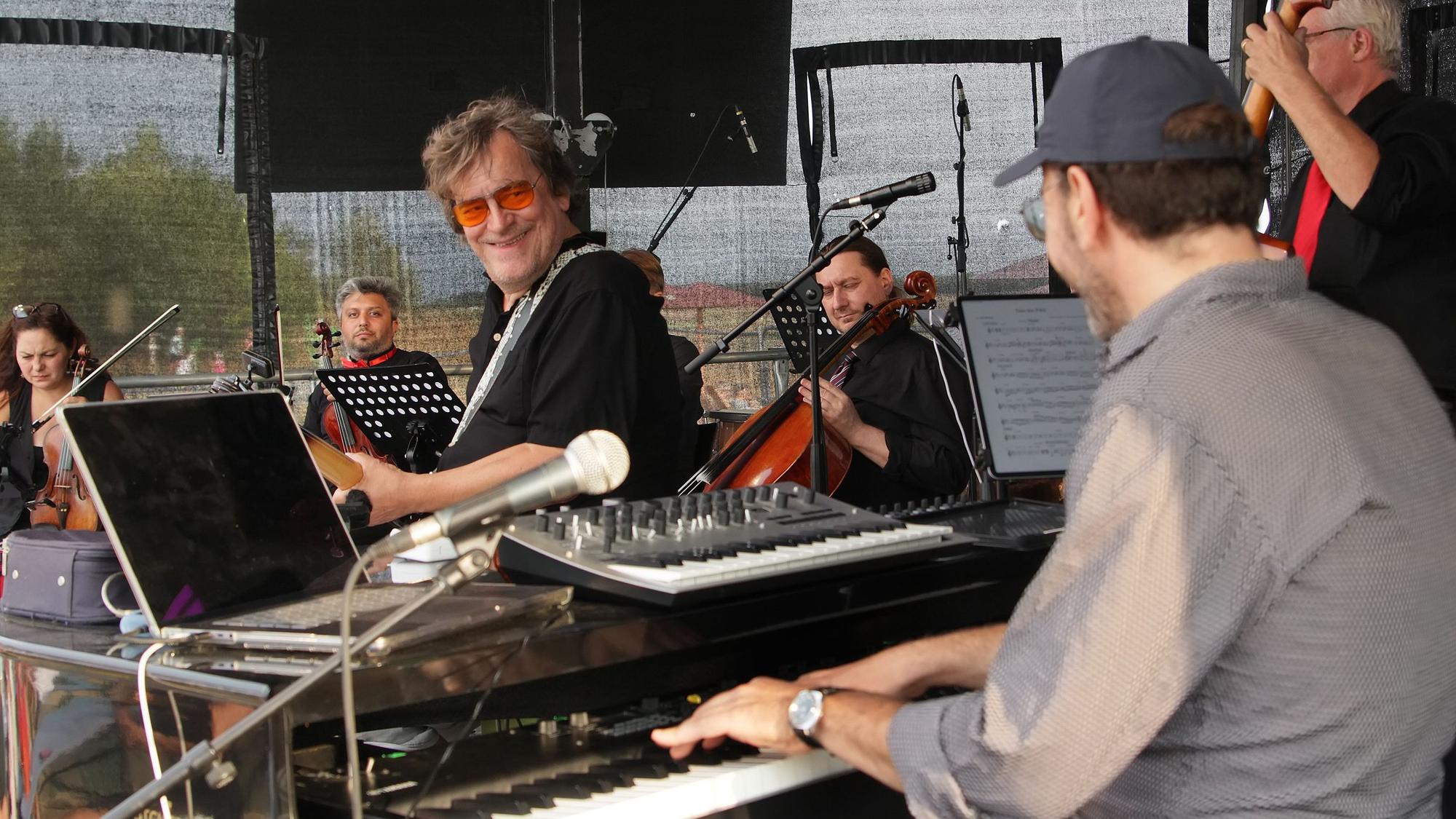 Musiker auf der Bühne.