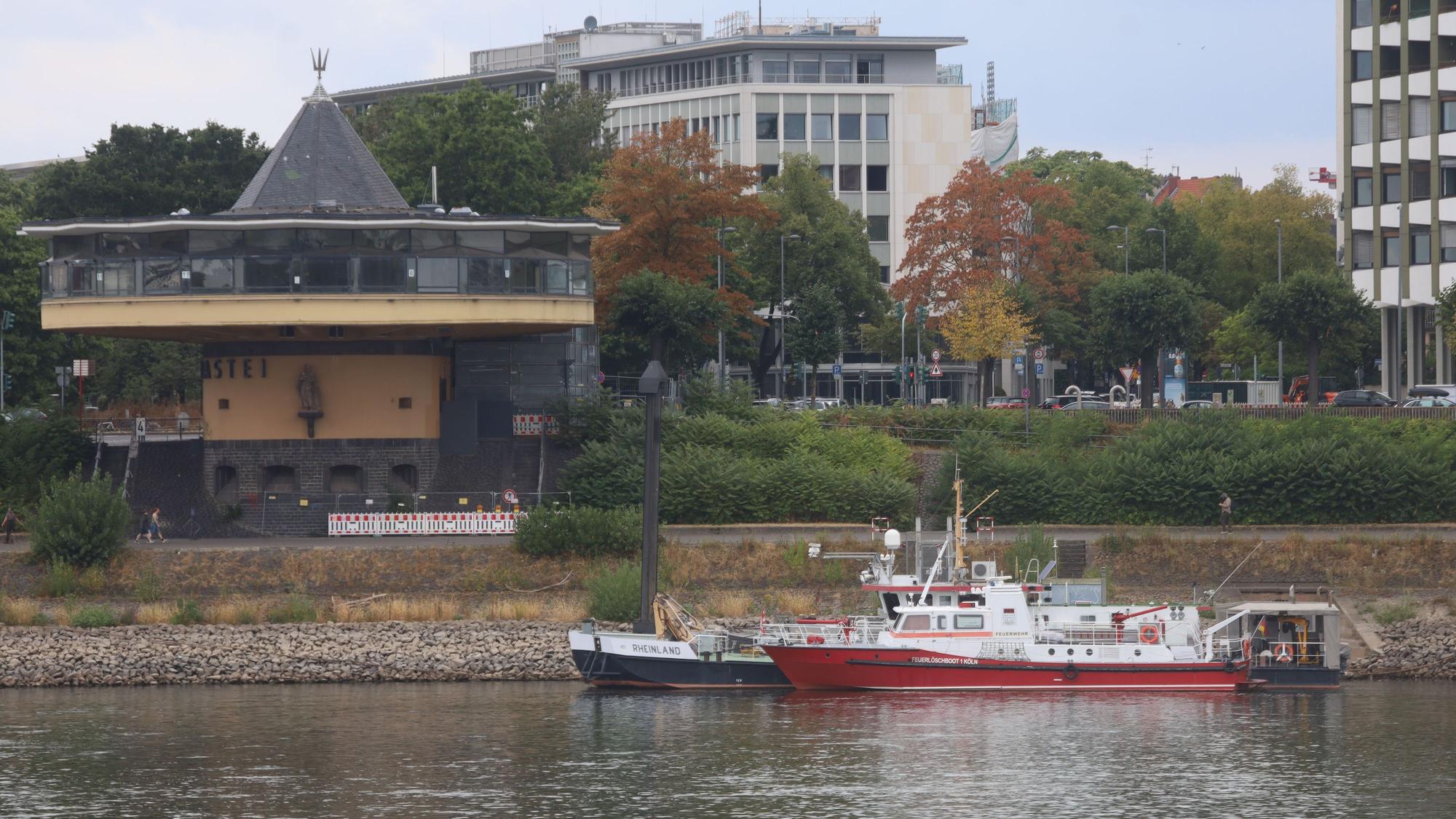 Das Feuerlöschboot 1 der Berufsfeuerwehr Köln liegt unweit der Bastei an einem Anleger. Eigentlich ist das Boot im Deutzer Hafen stationiert.