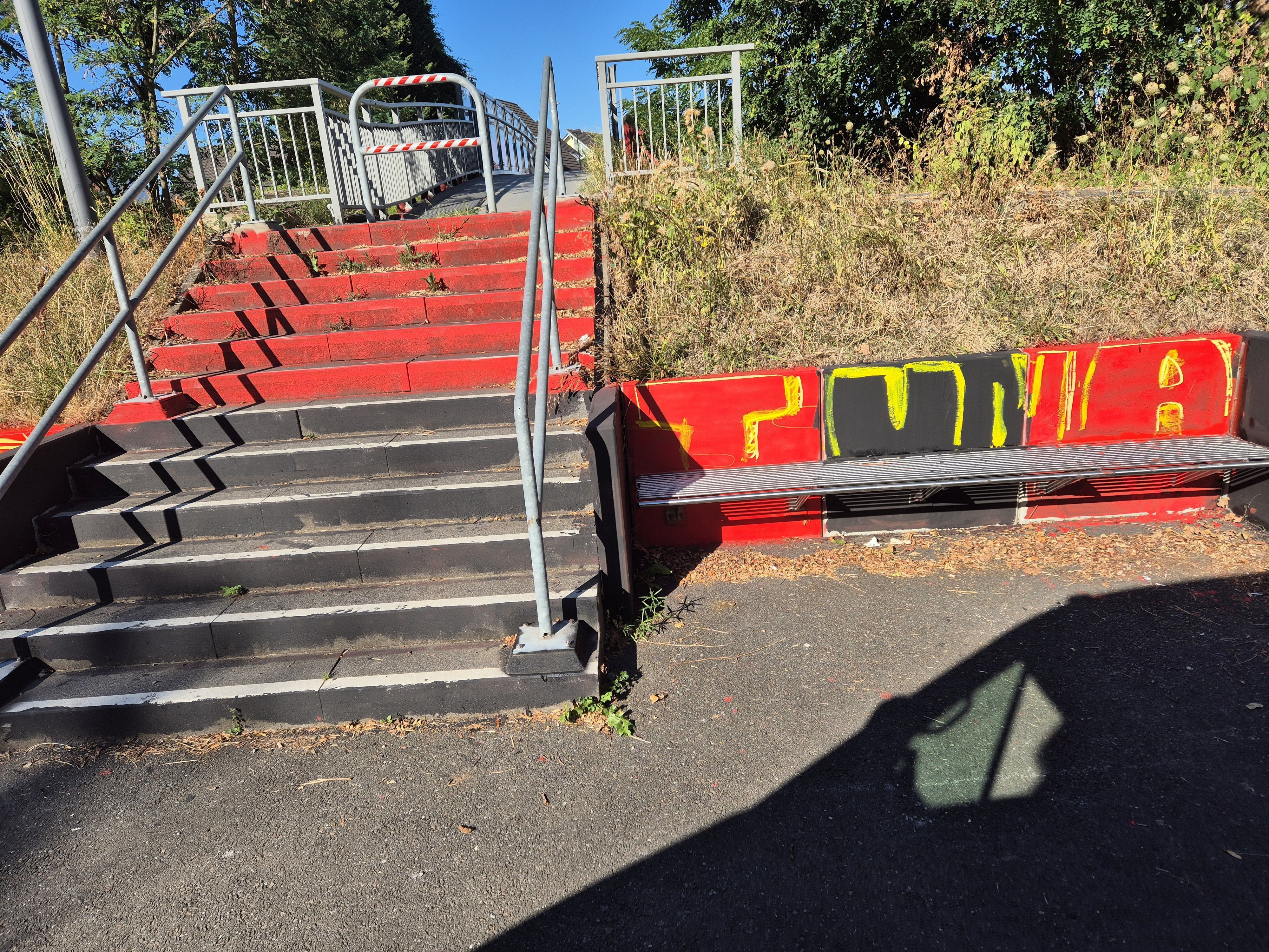 Unbekannte haben die Treppenanlage an der Brücke Windgesheide an der Landwehrstraße beschmiert.