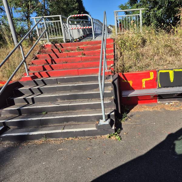 Unbekannte haben die Treppenanlage an der Brücke Windgesheide an der Landwehrstraße beschmiert.