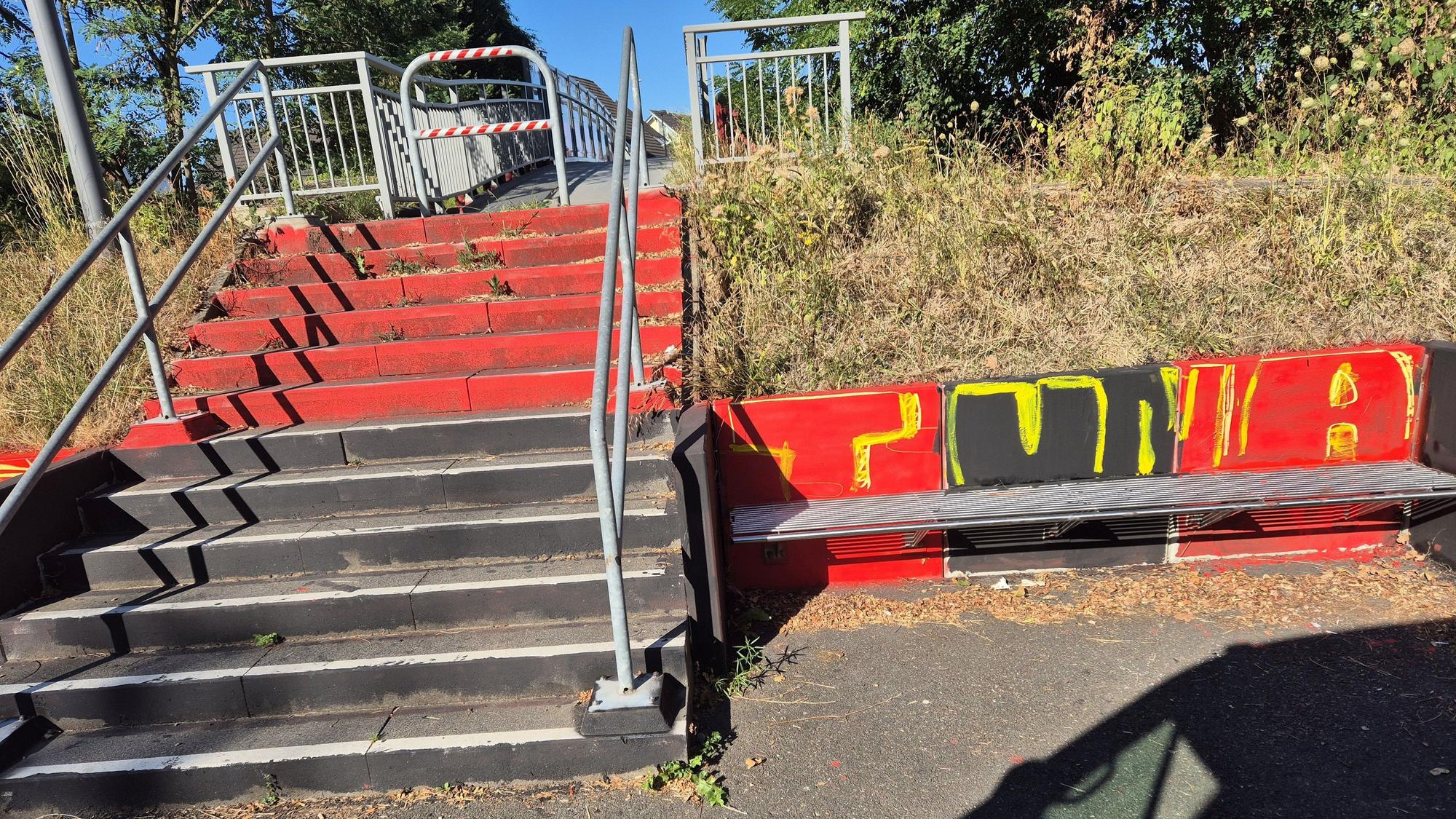 Unbekannte haben die Treppenanlage an der Brücke Windgesheide an der Landwehrstraße beschmiert.