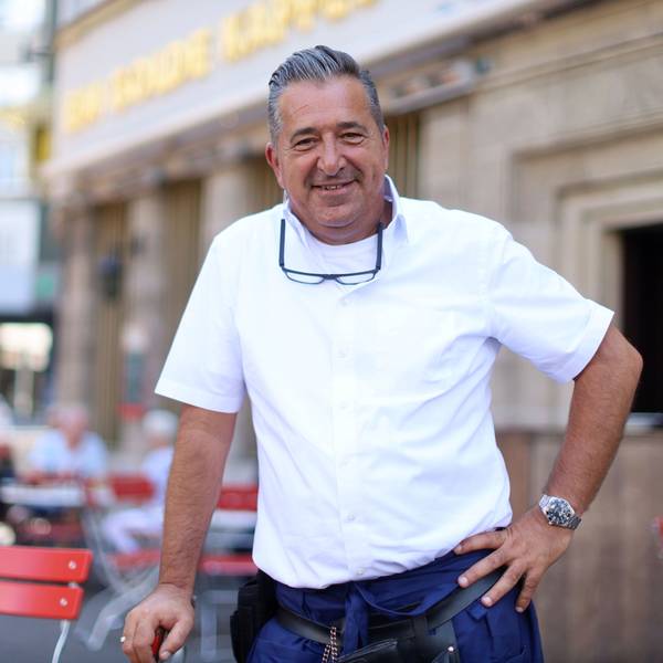 Rafael Sauer ist Köbes im Brauhaus Früh „Em Golde Kappes“ in Nippes. Er gibt Tipps für Brauhaus-Anfänger.