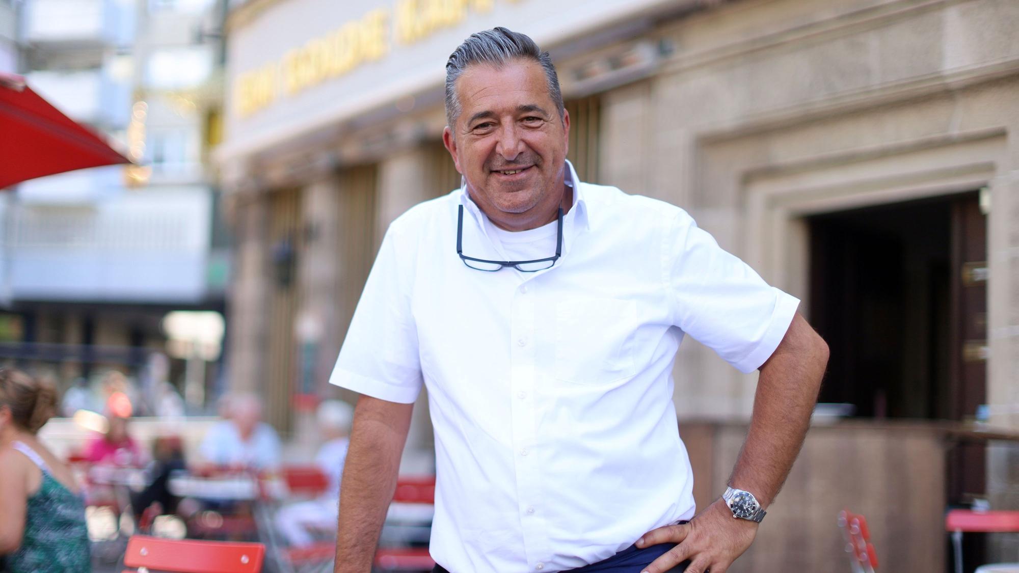 Rafael Sauer vor seinem Arbeitsplatz, dem Brauhaus Früh „Em Golde Kappes“ in Nippes. Als sogenannter Oberköbes dient er auch als Bindeglied zwischen Restaurantleiter und der gesamten Köbes-Mannschaft, zusätzlich zu seinen gewohnten Köbes-Pflichten.