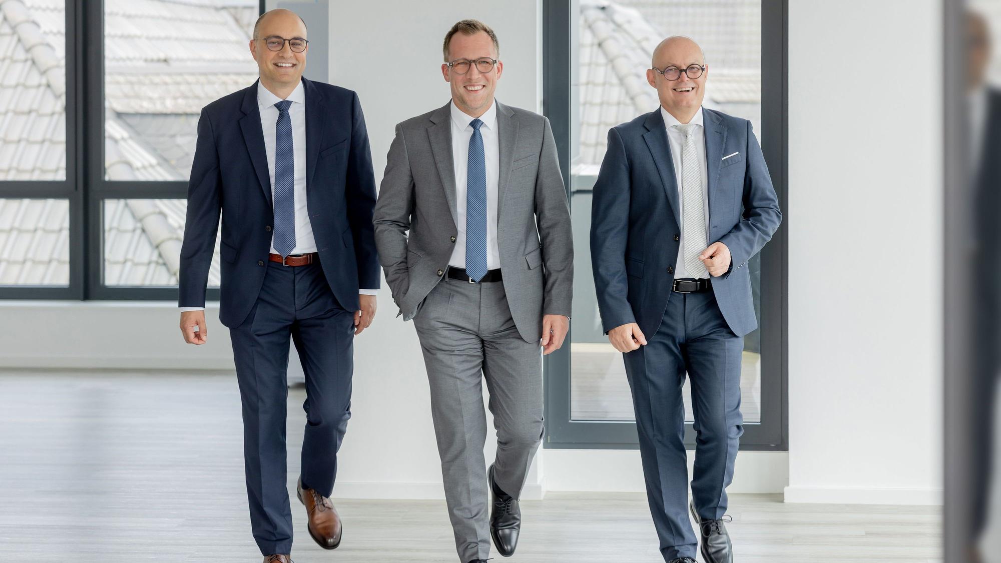 Sie lenken nun als Vorstand gemeinsam die Geschicke der Volksbank Oberberg mit Sitz in Wiehl (von links): Vorstandsmitglied Marc Gottschlich, Vorstandsvorsitzender Andreas Neumann und Jörn Richling, stellvertretender Vorstandsvorsitzender.