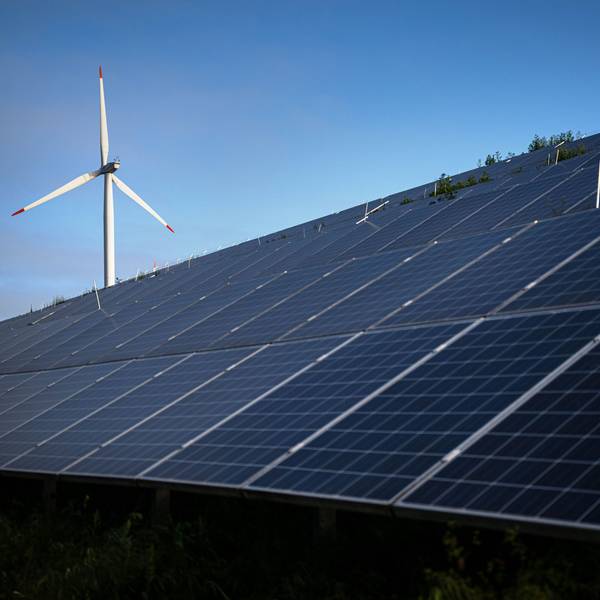 Windkraftanlagen stehen hinter Photovoltaikanlagen auf der Blocklanddeponie.