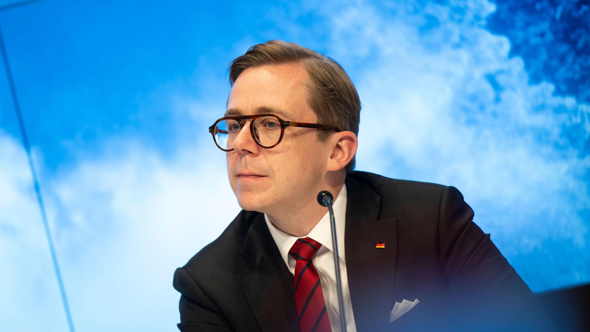 Philipp Amthor (CDU), Parlamentarischer Staatssekretär im Bundesministerium für Digitales und Staatsmodernisierung, stellt sich gegen die Pläne der SPD.