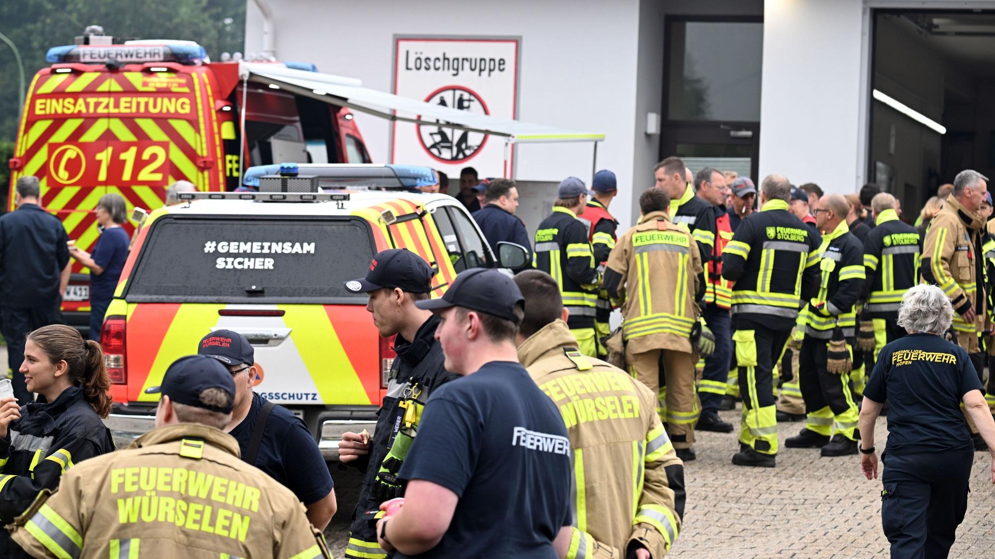 Feuerwehrleute warten an der Einsatzleitung in Kalterherberg auf ihren Einsatz. Die Bekämpfung des Brands im Naturschutzgebiet Hohes Venn in Belgien direkt an der Grenze zu Deutschland geht weiter.