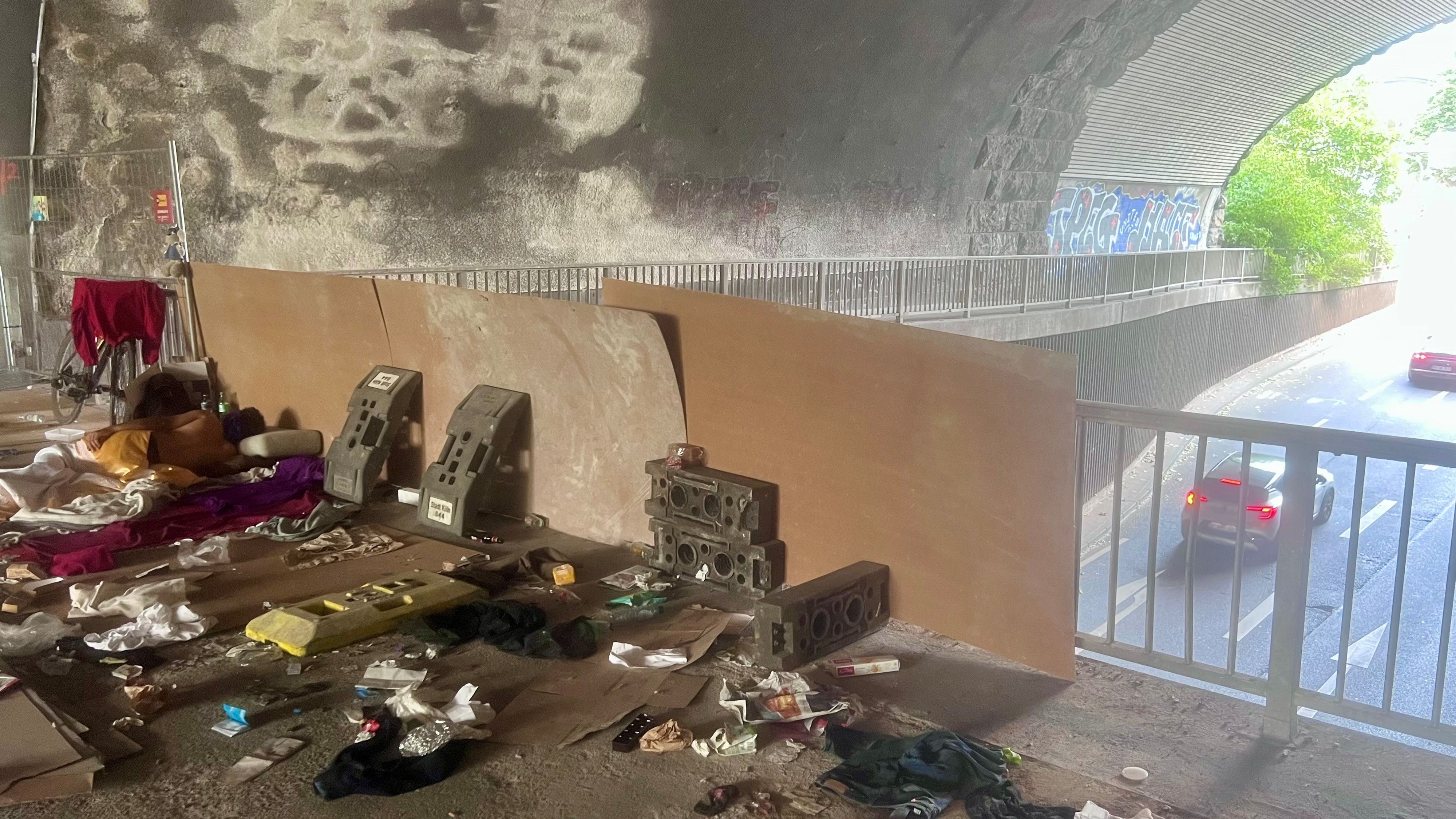 Mehrere Obdachlose hatten hier ihr Lager aufgeschlagen. Inzwischen ist es geräumt.
