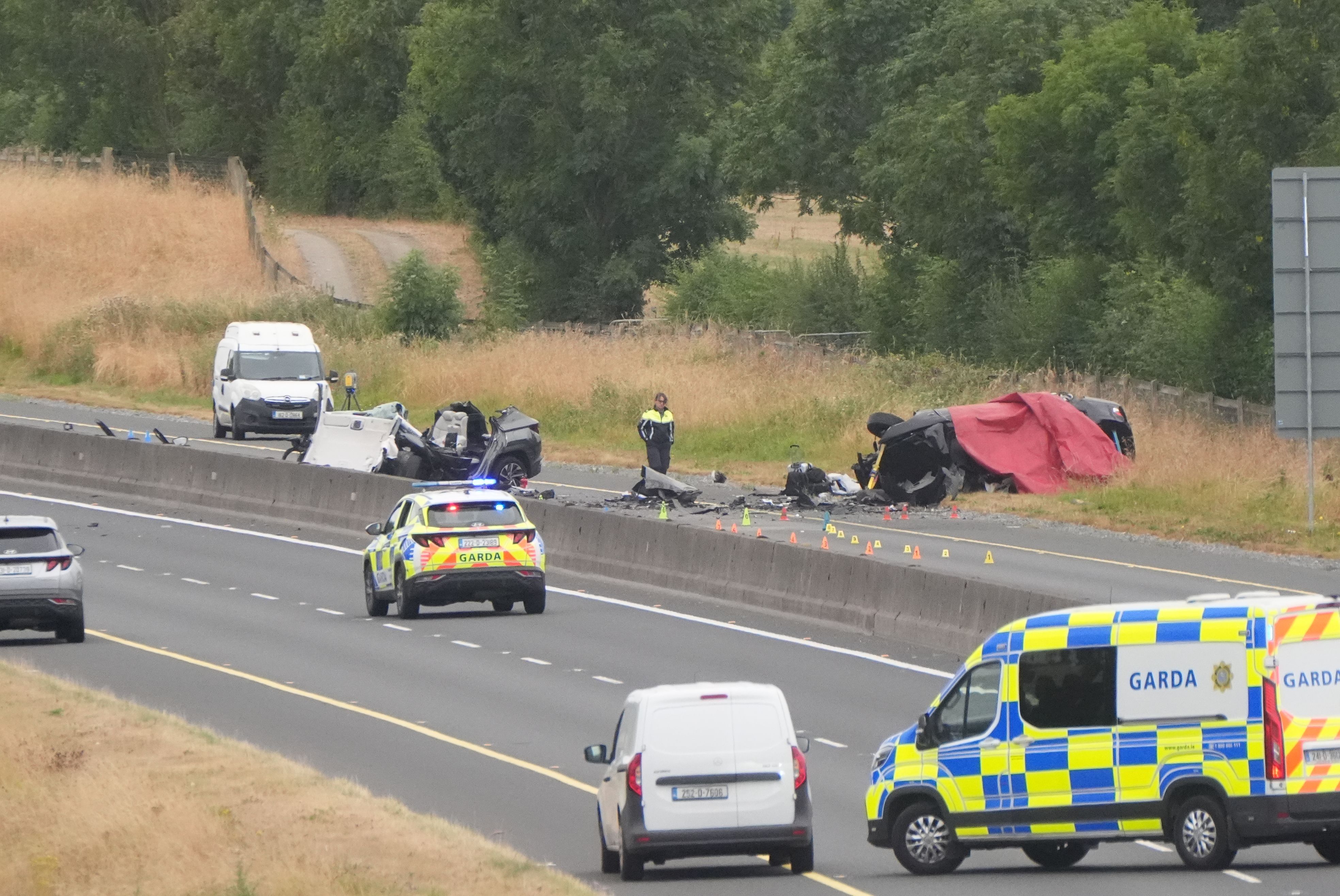 Einsatzkräfte arbeiten am Unfallort auf der M9 in Richtung Norden an der Anschlussstelle 3 im County Kildare. Bei einem Frontalzusammenstoß zwischen zwei Pkw sind in Irland mehrere Menschen ums Leben gekommen und weitere wurden schwer verletzt.