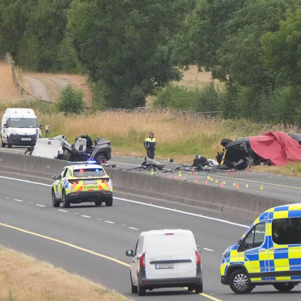 Einsatzkräfte arbeiten am Unfallort auf der M9 in Richtung Norden an der Anschlussstelle 3 im County Kildare. Bei einem Frontalzusammenstoß zwischen zwei Pkw sind in Irland mehrere Menschen ums Leben gekommen und weitere wurden schwer verletzt.
