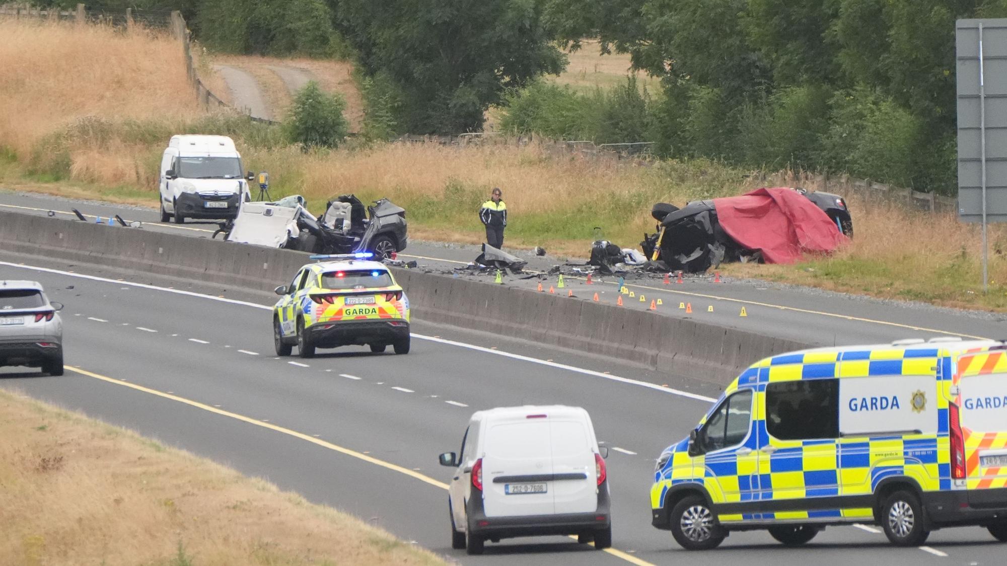Einsatzkräfte arbeiten am Unfallort auf der M9 in Richtung Norden an der Anschlussstelle 3 im County Kildare. Bei einem Frontalzusammenstoß zwischen zwei Pkw sind in Irland mehrere Menschen ums Leben gekommen und weitere wurden schwer verletzt.
