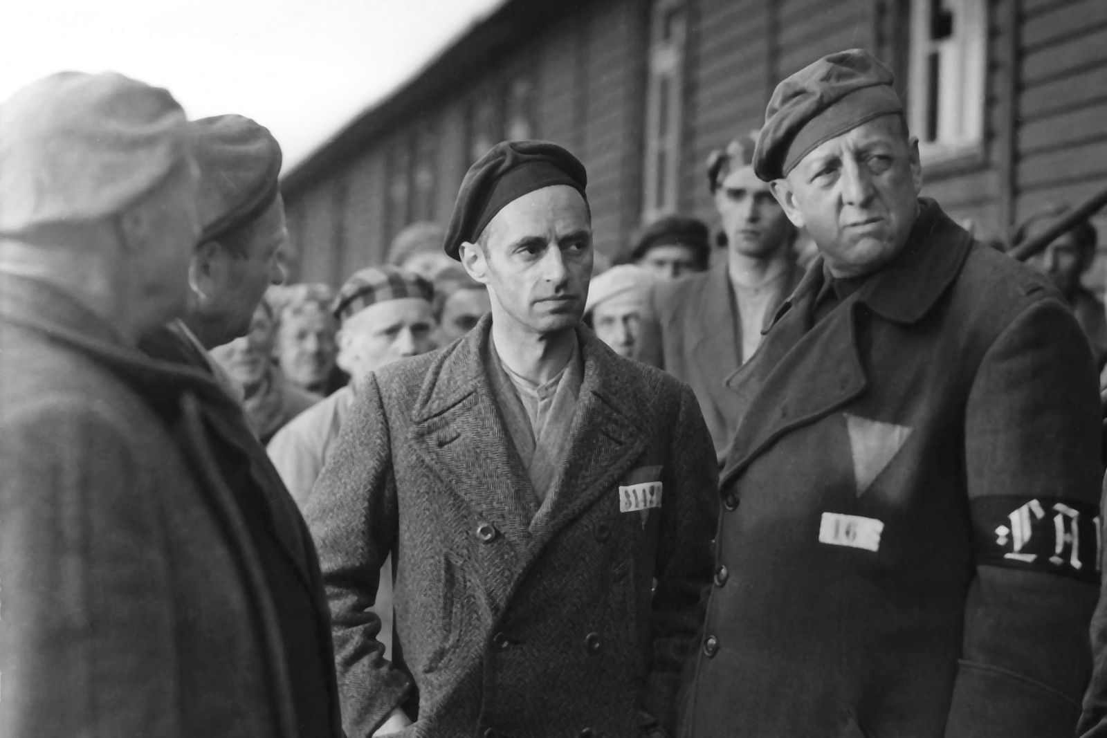 Buchenwald im März 1945, das Konzentrationslager steht kurz vor seiner Befreiung: Bochow (Gerry Wolff, Mitte) und Krämer (Erwin Geschonneck, rechts) beraten die Lage. (Bild: ARTE / Progress / Waltraut Pathenheime)