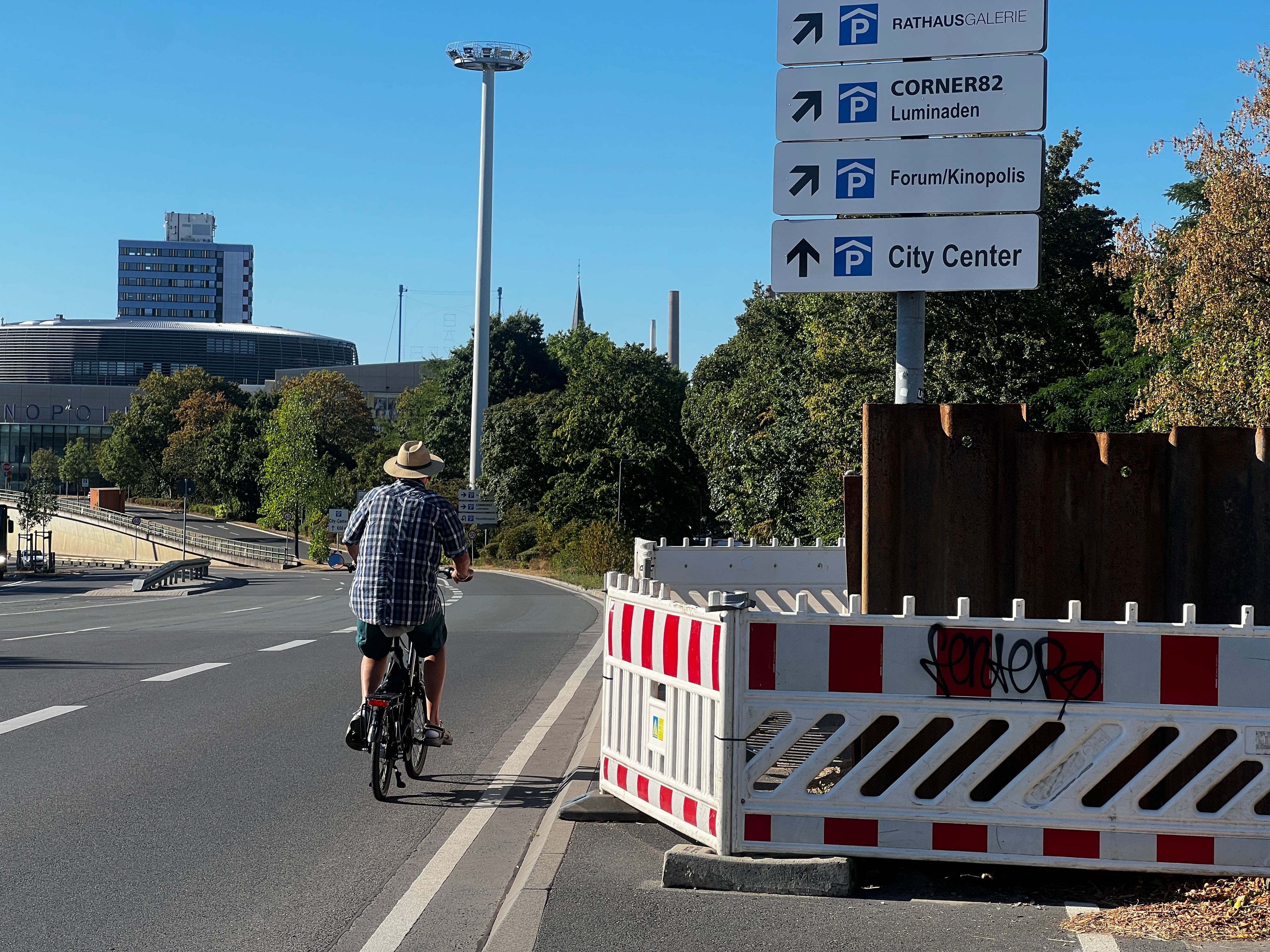 Baustelle auf dem radweg an der B8 in Wiesdorf.  Bild: Ralf Krieger