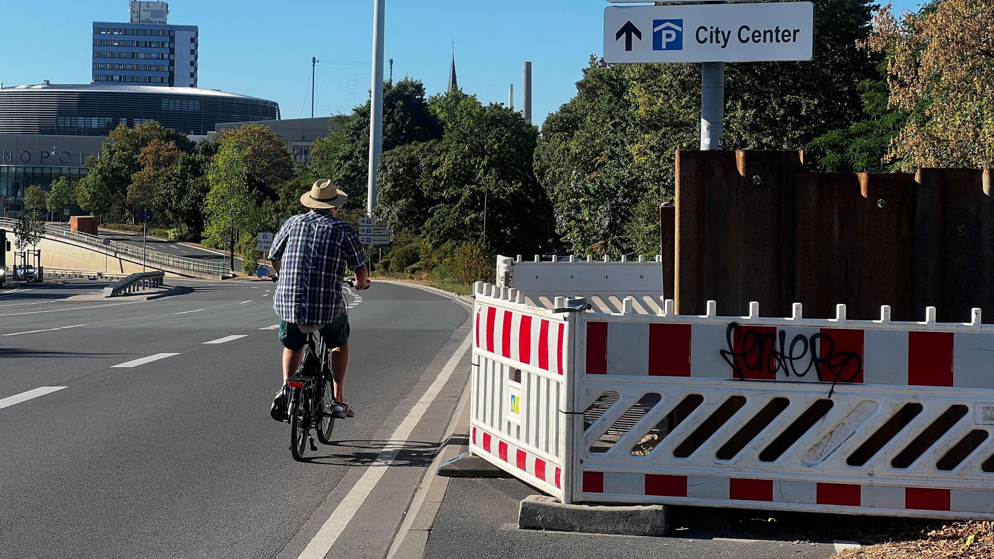 Baustelle auf dem radweg an der B8 in Wiesdorf. Bild: Ralf Krieger