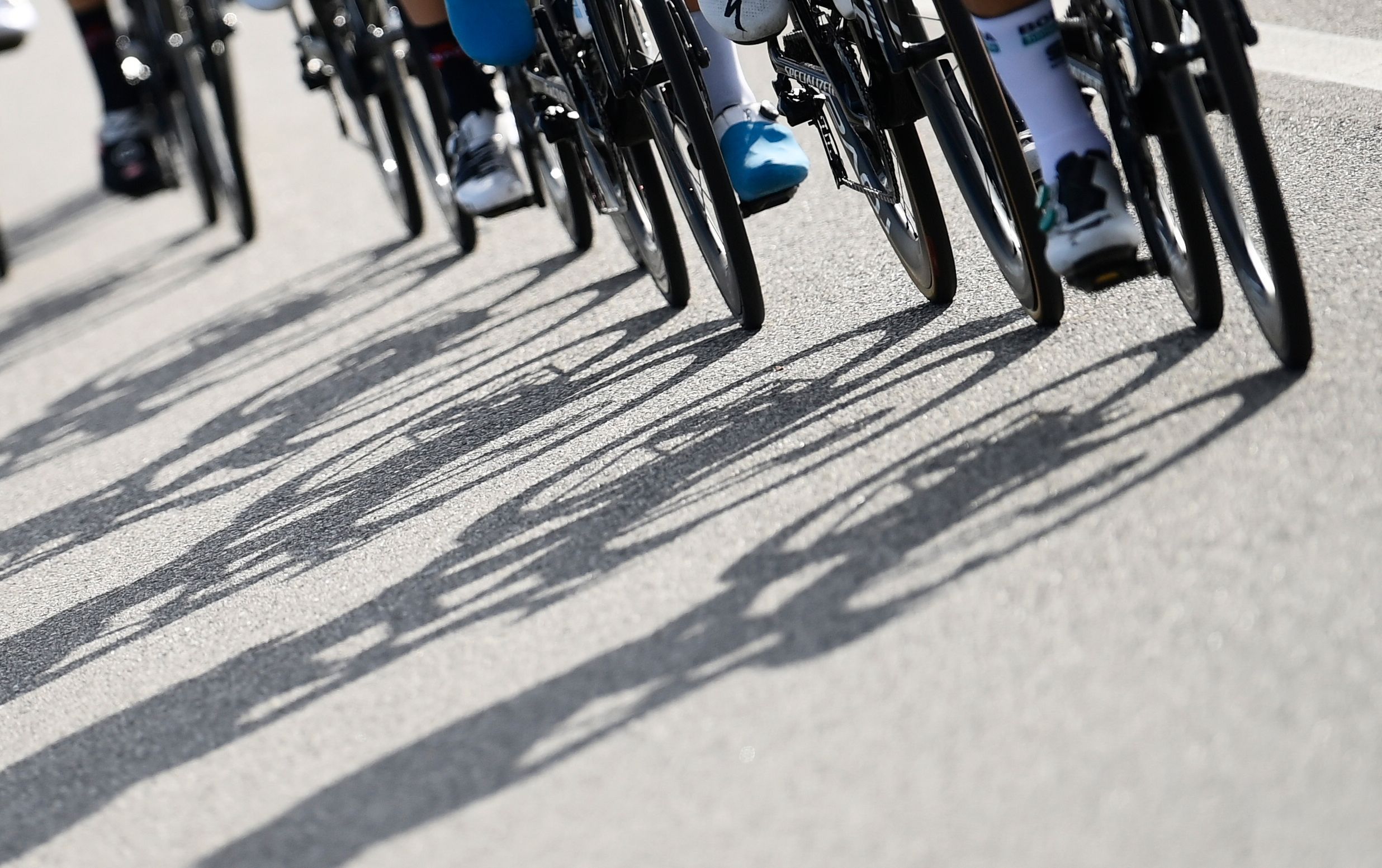 Auf dem Bild sind Radfahrer und ihre Schatten zu sehen. (Symbolbild)