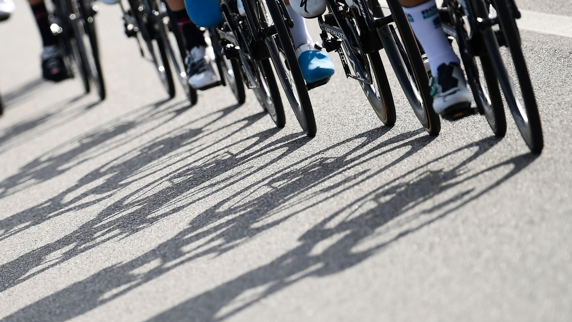 Auf dem Bild sind Radfahrer und ihre Schatten zu sehen. (Symbolbild)