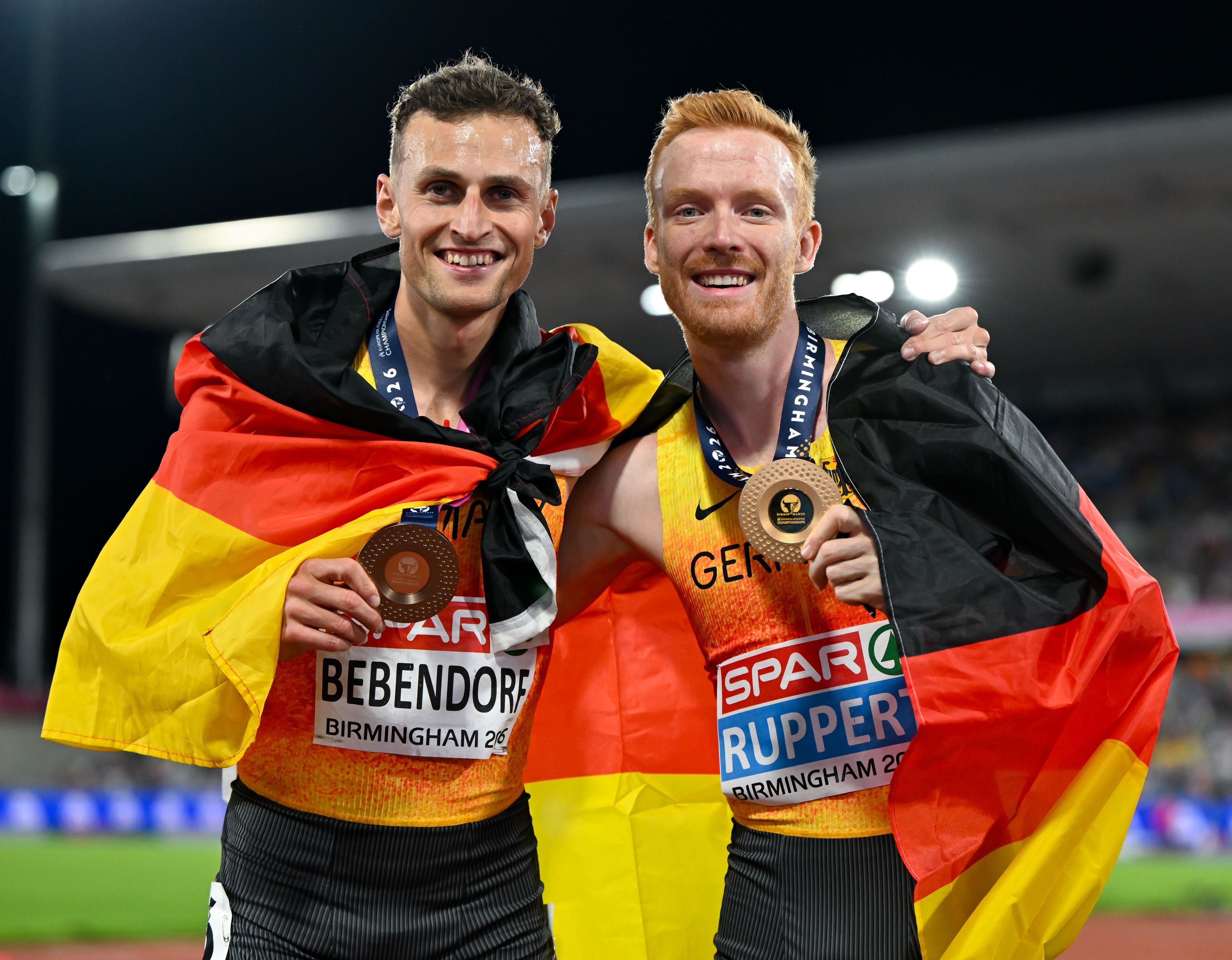 Karl Bebendorf (Bronze, Deutschland) und Frederik Ruppert (Gold, Deutschland) jubeln nach dem Rennen.