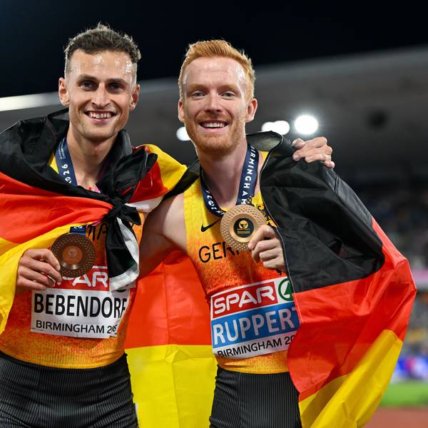 Karl Bebendorf (Bronze, Deutschland) und Frederik Ruppert (Gold, Deutschland) jubeln nach dem Rennen.