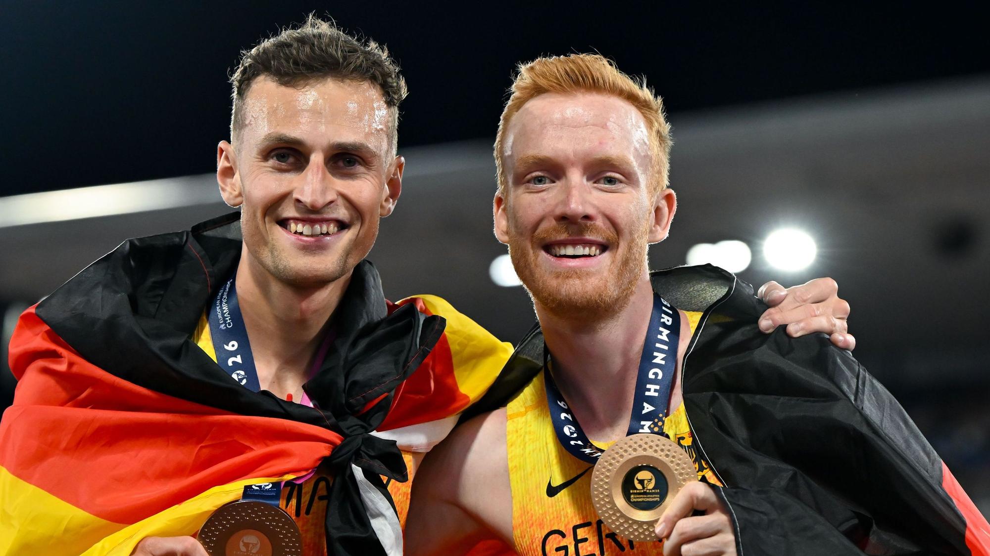 Karl Bebendorf (Bronze, Deutschland) und Frederik Ruppert (Gold, Deutschland) jubeln nach dem Rennen.