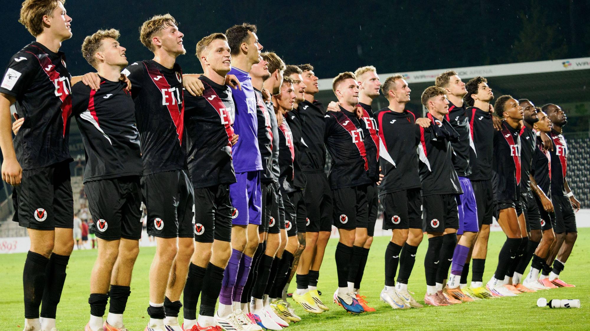 Mannschaft von Viktoria Köln feiert mit den Fans den 1:3 Sieg GER, Fussball, VfB Stuttgart II vs. Viktoria Koeln, 3. Liga, 2. Spieltag, Saison 2026/2027, 16.08.2026 GER, Fussball, VfB Stuttgart II vs. Viktoria Koeln, 3. Liga, 2. Spieltag, Saison 2026/2027, 16.08.2026 Aspach *** The Viktoria Cologne team celebrates its 1-3 victory with the fans. GER, Soccer, VfB Stuttgart II vs. Viktoria Cologne, 3. Liga, Matchday 2, 20262027 Season, August 16, 2026 GER, Soccer, VfB Stuttgart II vs. Viktoria Cologne, 3rd Division, Matchday 2, 20262027 Season, August 16, 2026 Aspach Copyright: xCarstenxSchweringx EP_CSG