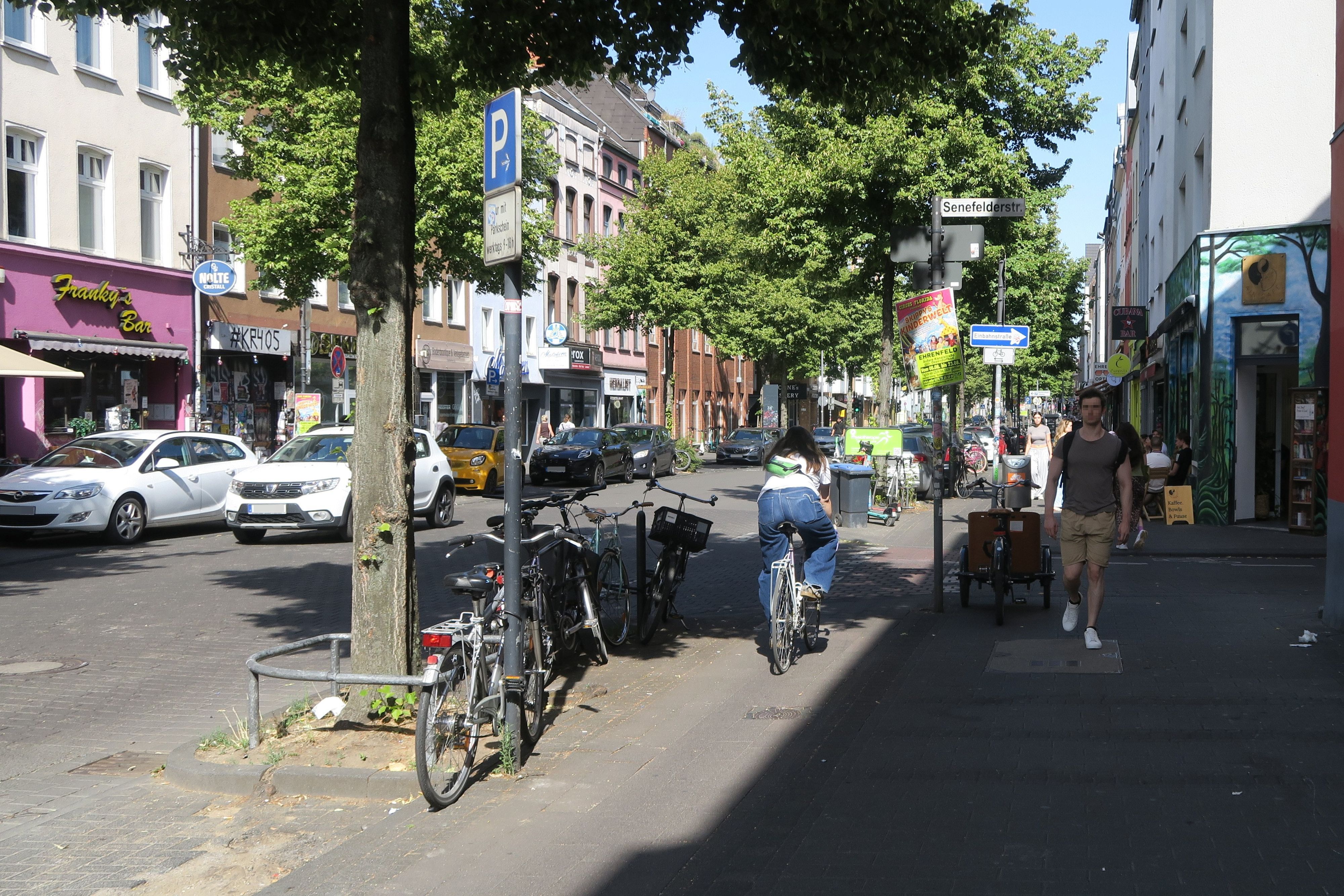 Kaum noch zu erkennen ist der Radweg entlang der Venloer Straße westlich des Ehrenfeldgürtels. Die Benutzung ist noch erlaubt, aber sie macht die Räume eng.