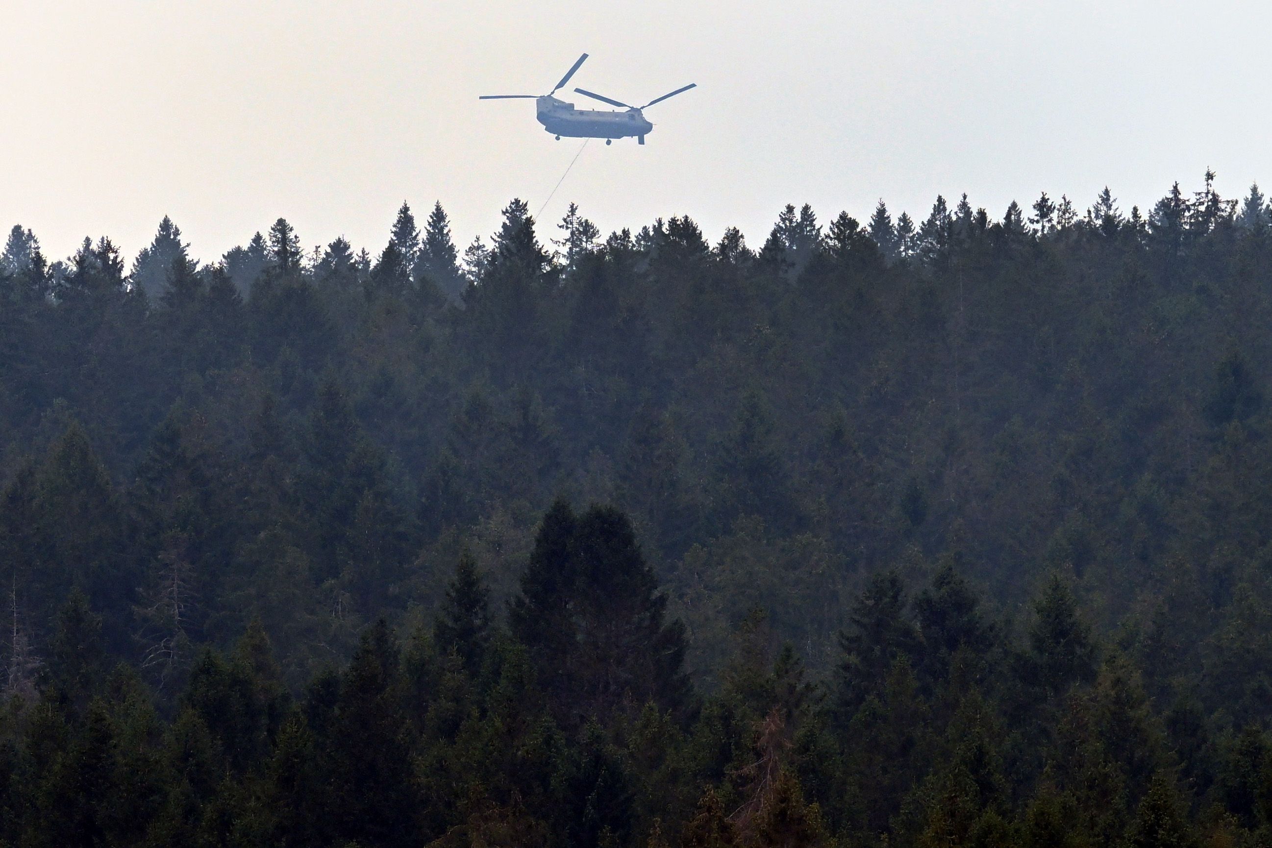 Ein belgischer Hubschrauber fliegt über dem Hohen Venn bei Kalterherberg.
