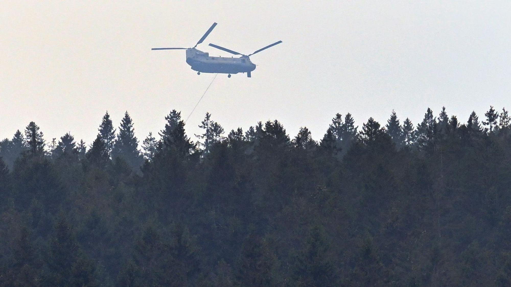 Ein belgischer Hubschrauber fliegt über dem Hohen Venn bei Kalterherberg.