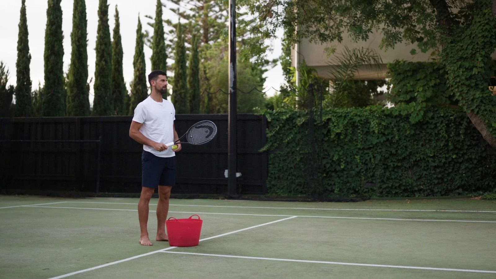 Der Dokumentarfilm „Novak Djokovic: Der Wolf im Winter“ gibt ab 20. August Einblicke in den Trainingsalltag von Novak Djokovic. (Bild: Amazon MGM Studios)