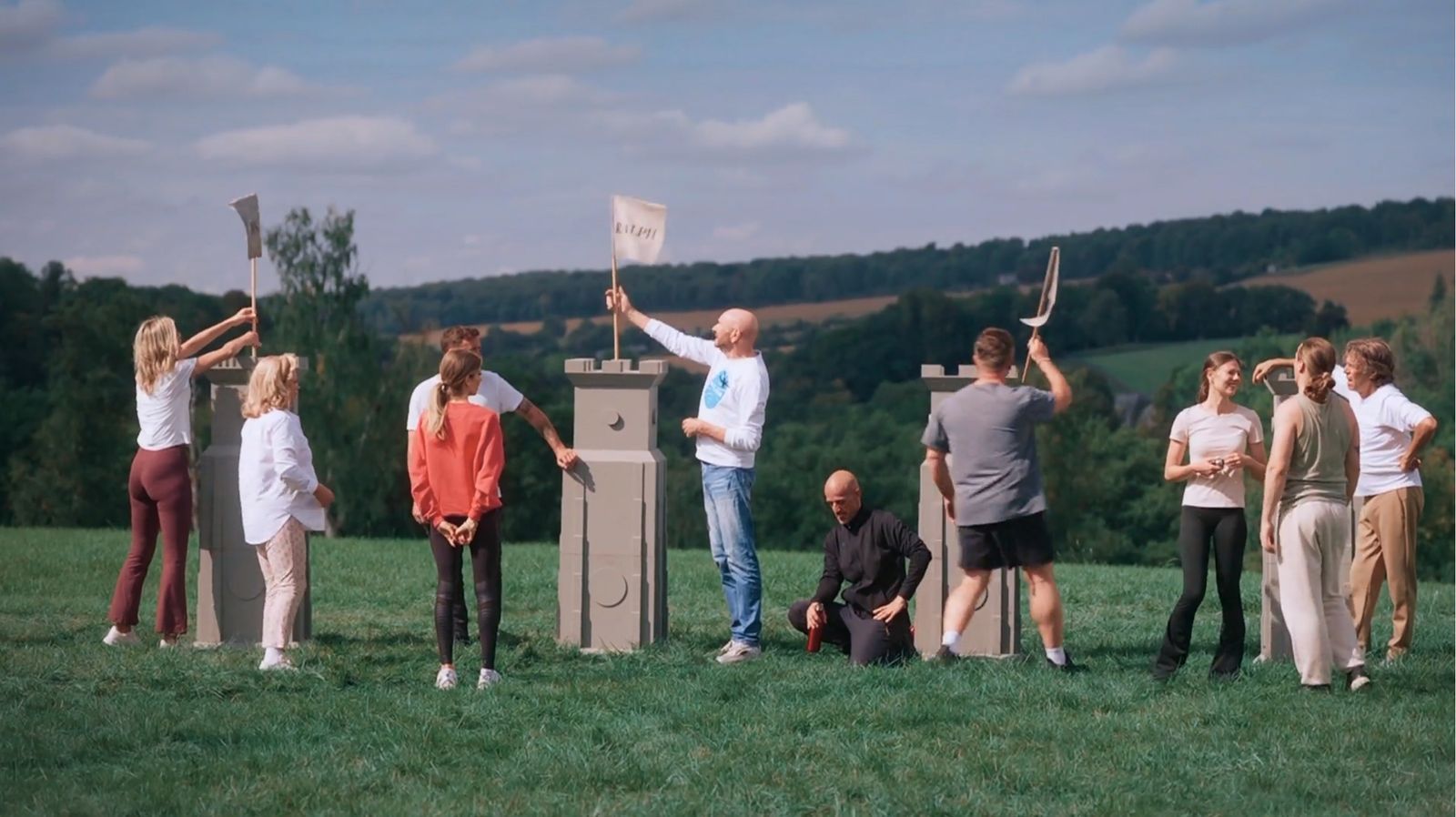 Bei der Mission werden Türme gebaut und (nur) ein Kisten-Rätsel gelöst. Das ergibt 2.500 Euro für den Siegerschatz und jede Menge neues Misstrauen. (Bild: RTL)