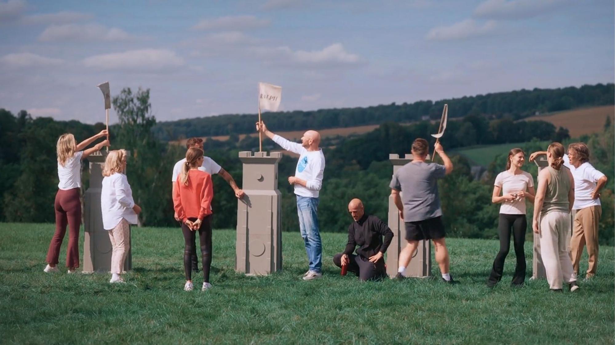 Bei der Mission werden Türme gebaut und (nur) ein Kisten-Rätsel gelöst. Das ergibt 2.500 Euro für den Siegerschatz und jede Menge neues Misstrauen. (Bild: RTL)