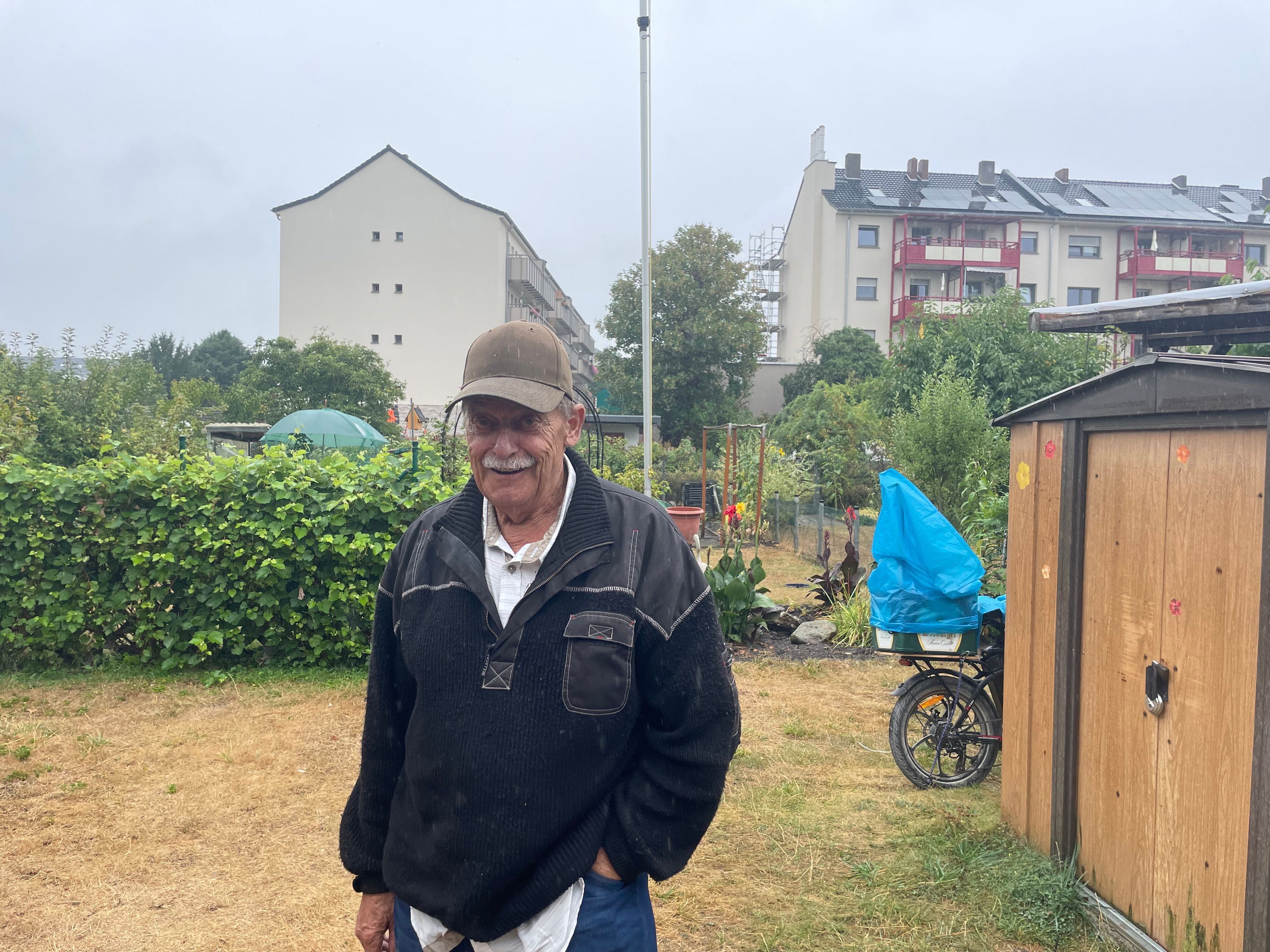 Franz Kotnik (75) steht in seinem Schrebergarten in Nippes. Er pflegt ihn seit 36 Jahren.