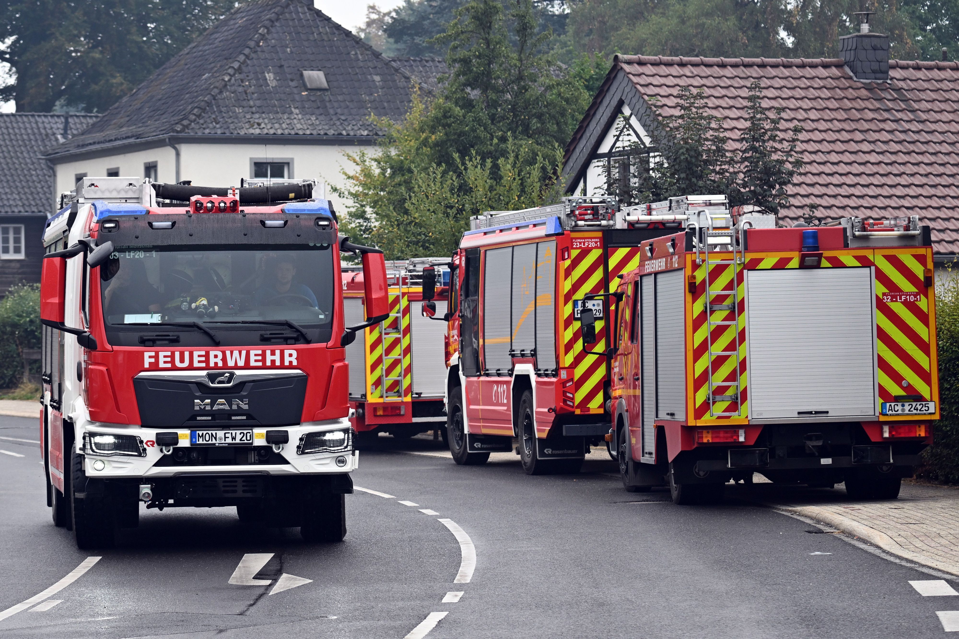 Monschau: Ein Feuerwehrfahrzeug fährt in Kalterherberg an Einsatzfahrzeugen vorbei, die auf ihren Einsatz warten. Die Bekämpfung des Brands im Naturschutzgebiet Hohes Venn in Belgien direkt an der Grenze zu Deutschland geht weiter.