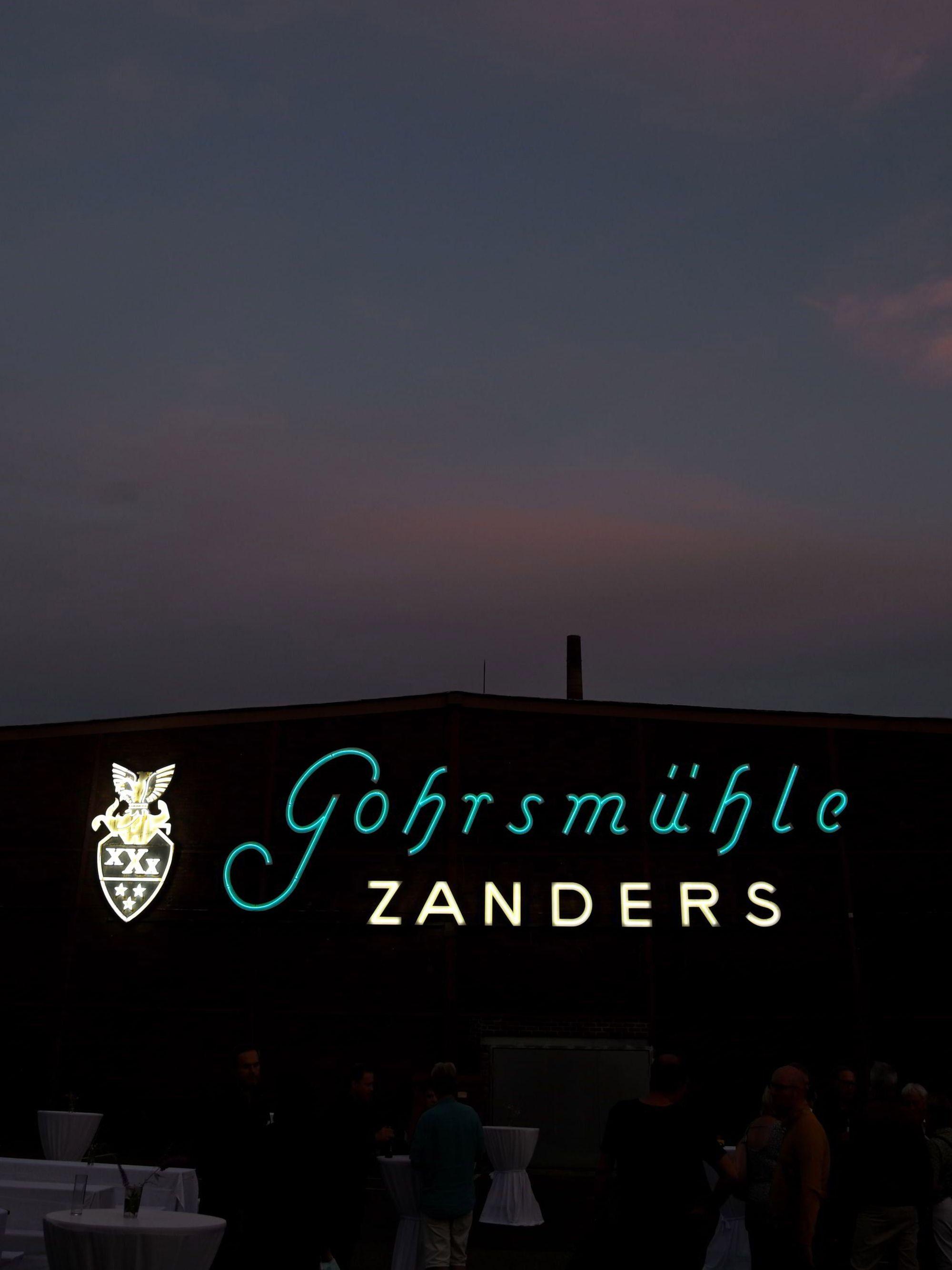 Eröffnung des Gohrsmühlenplatzes mit einschaltendes restaurierten beleuchteten Zanders Schriftzug