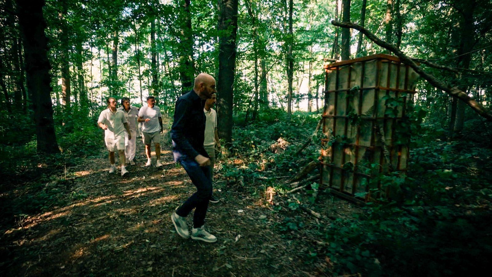 Im Wald finden die Mitspieler bei der Schnitzeljagd einen Käfig und befreien draus - Cathy Hummels. Die jammert über Nervenzusammenbruch und stundenlanges Warten auf Befreiung.
 (Bild: RTL)