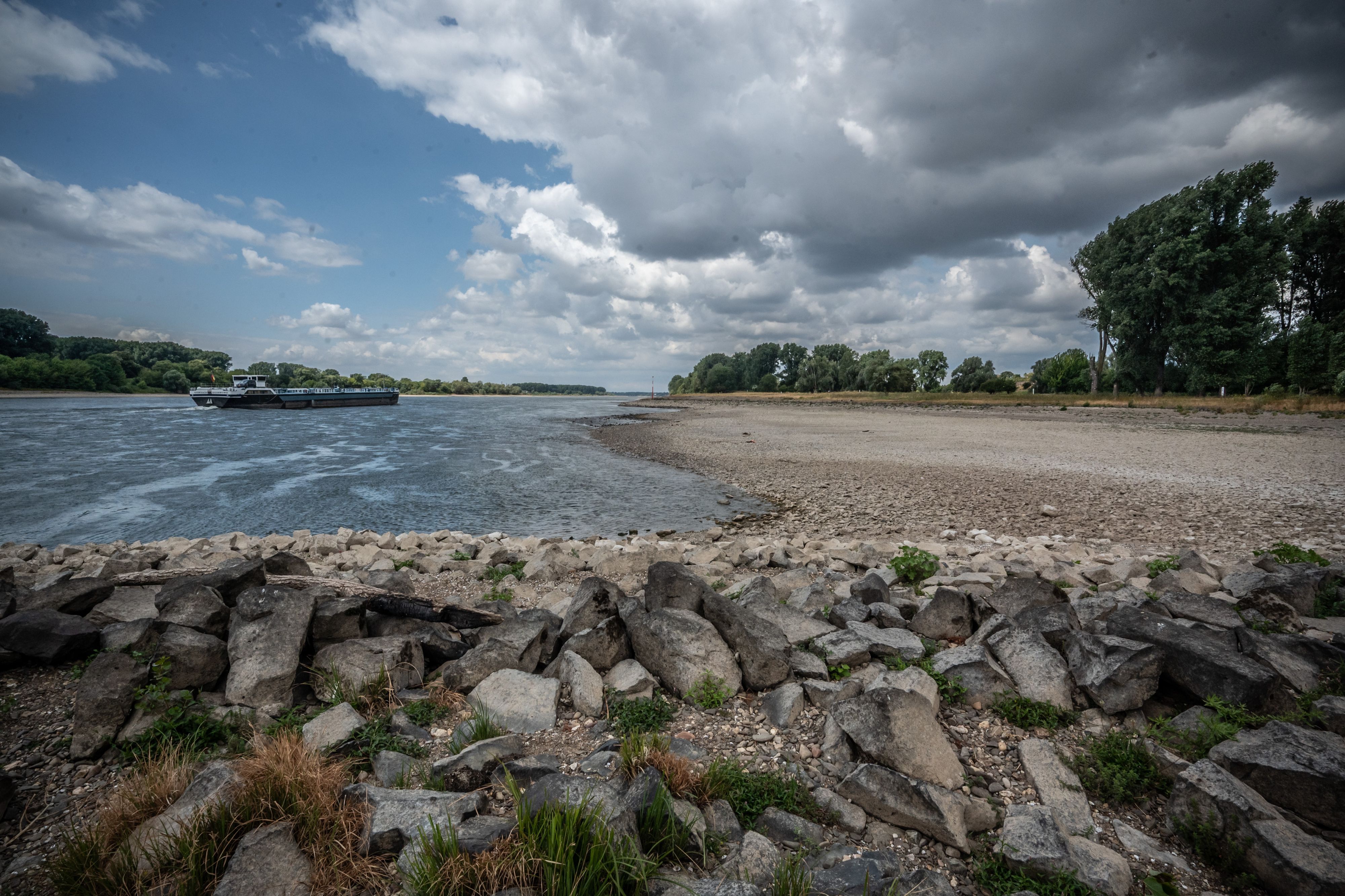 Auf keinen Fall sollten Menschen durch das Niedrigwasser freigelegte Gegenstände berühren oder mitnehmen.