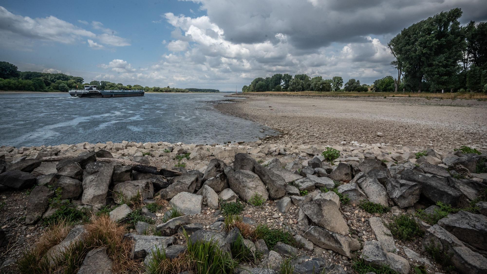 Auf keinen Fall sollten Menschen durch das Niedrigwasser freigelegte Gegenstände berühren oder mitnehmen.