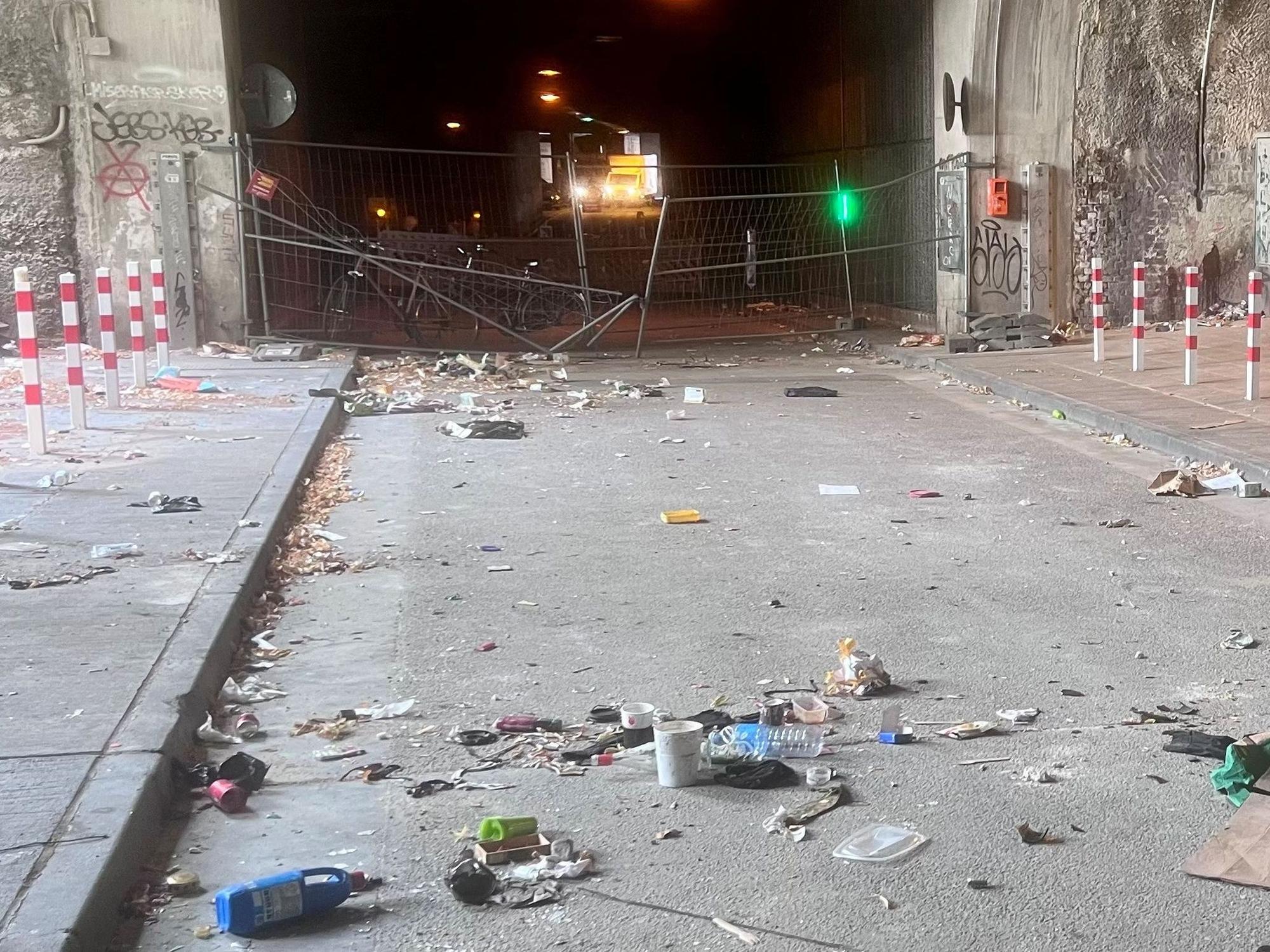 Hinter Müll und defekten Absperrgittern stehen Fahrräder im Gulliver-Tunnel.