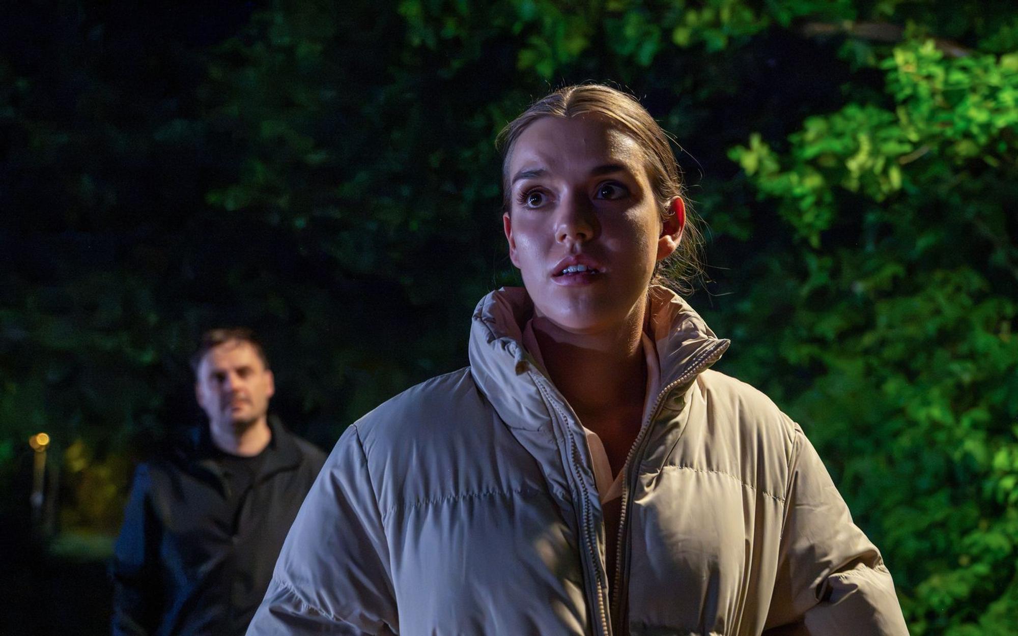 Auf dem Heimweg von einem Treffen mit einer Freundin wird eine junge Frau von einem Unbekannten verfolgt und später vergewaltigt. (Bild: ZDF/SASKIA PAVEK)