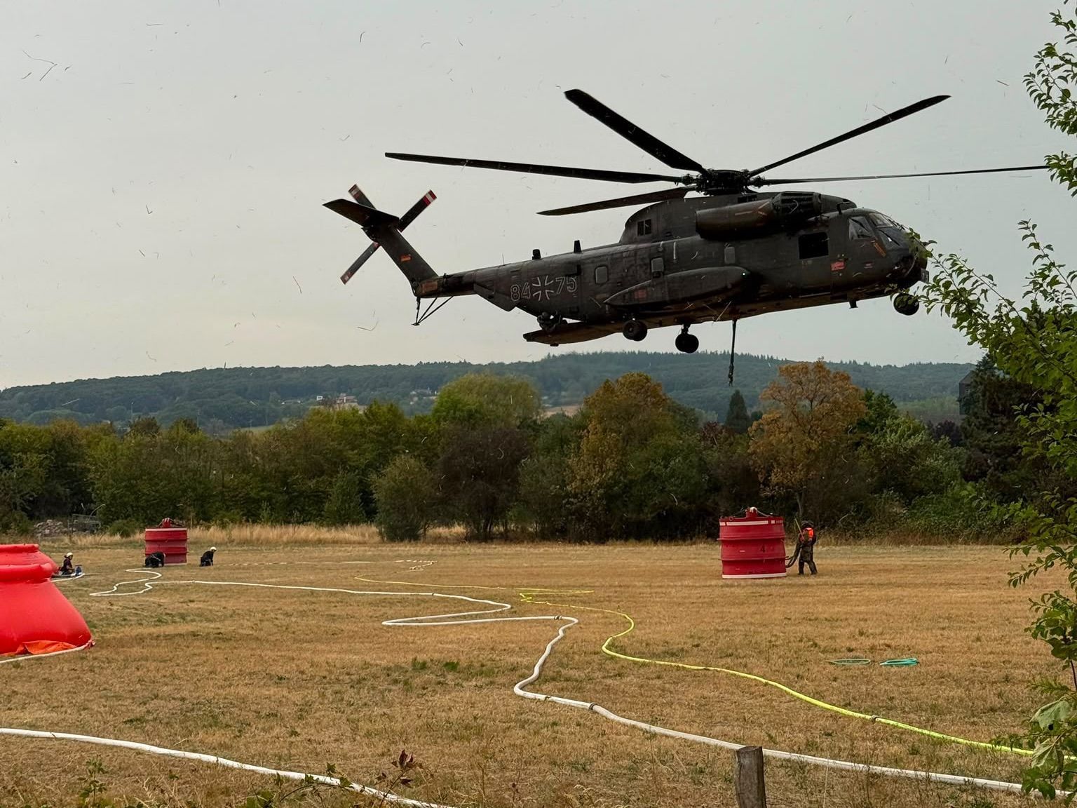 Die Feuerwehr Bergisch Gladbach im Einsatz in Hürtgenwald im Kreis Düren.