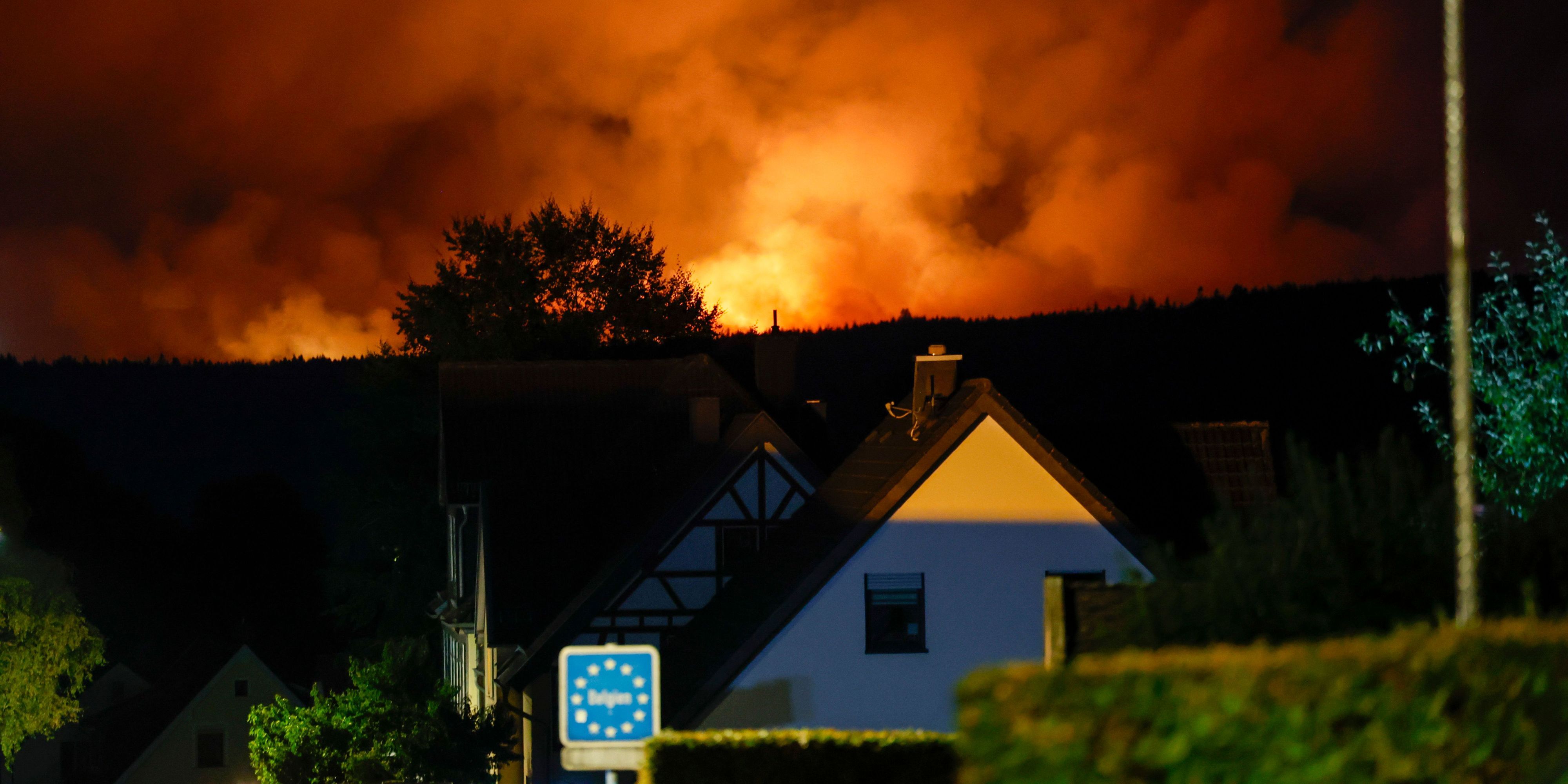Blick von dem Ortsteil Monschau-Kalterherberg auf die belgische Seite, wo das Hohe Venn in Flammen steht.