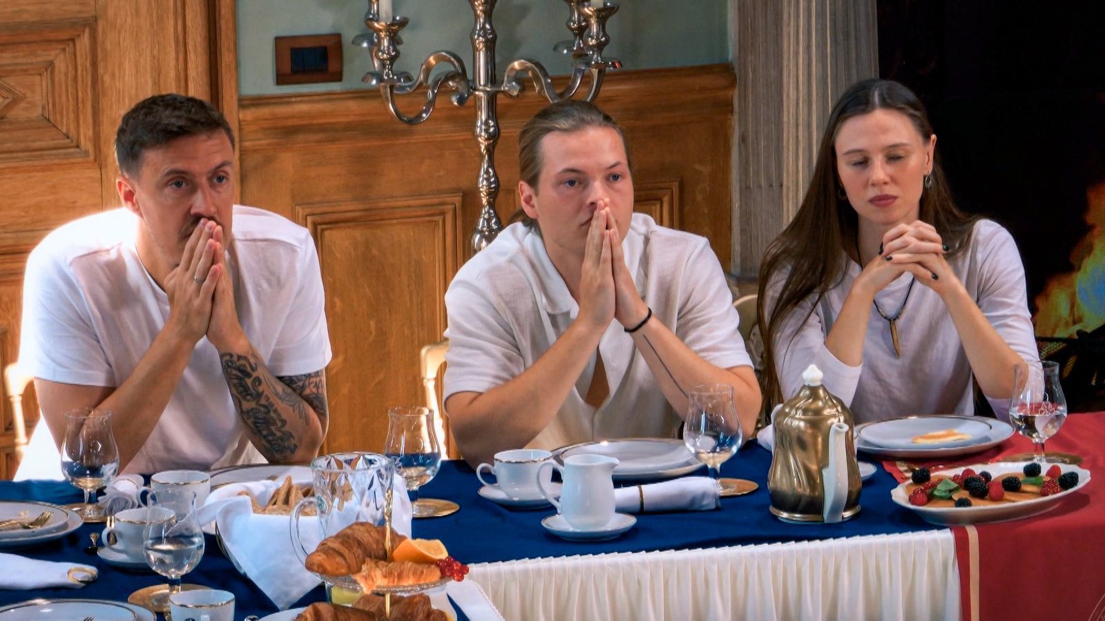 Schlechte Nachrichten für Max Kruse, Gabriel Kelly und Ann-Kathrin Bendixen (von links): Ein Mitspieler starb, aber wer ist ungewiss. Und: Drei Vermisste müssen gerettet werden. (Bild: RTL)