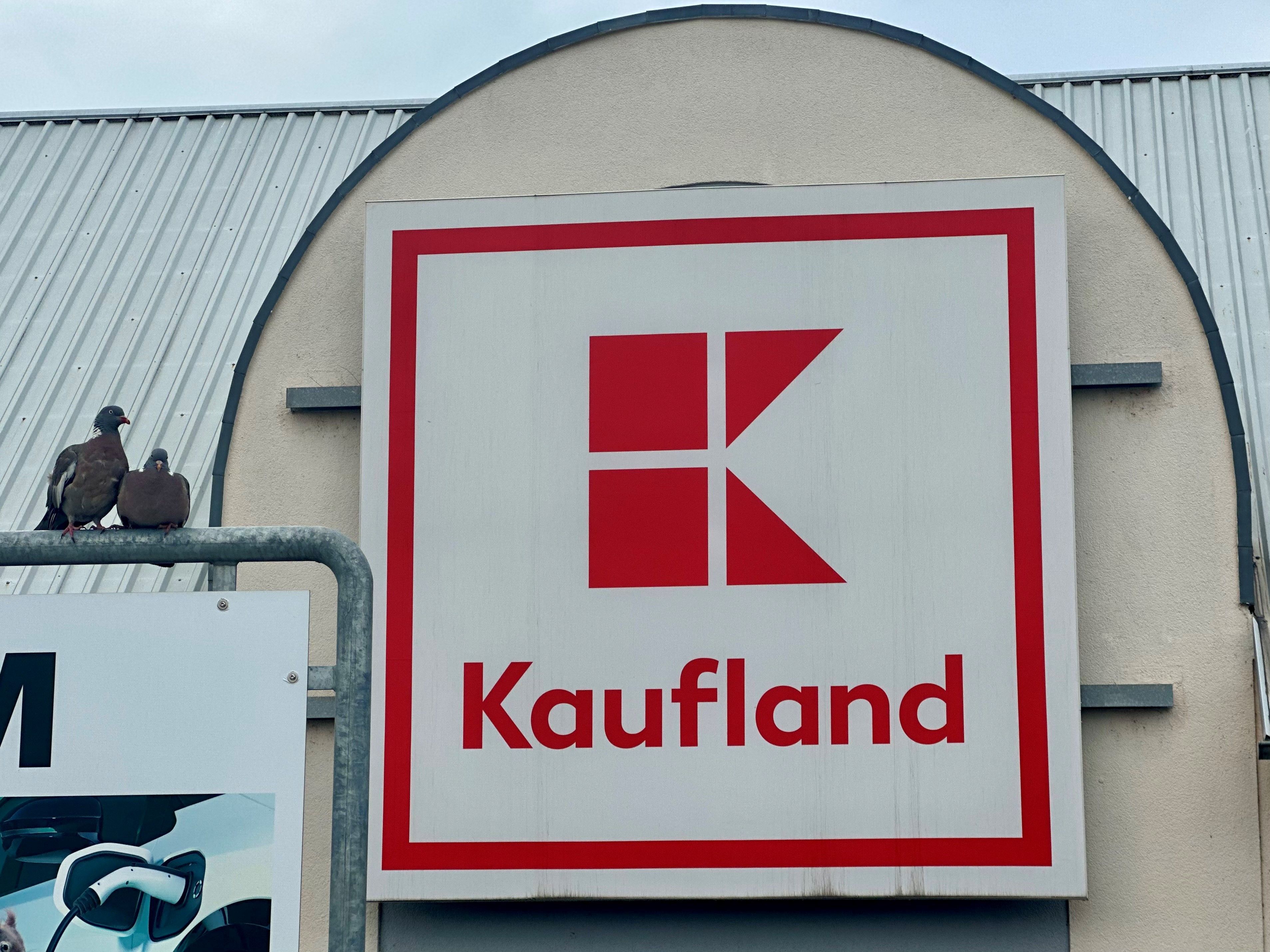 Zu sehen ist ein Schild am Gebäude des Supermarkts „Kaufland“ in Erftstadt-Liblar.