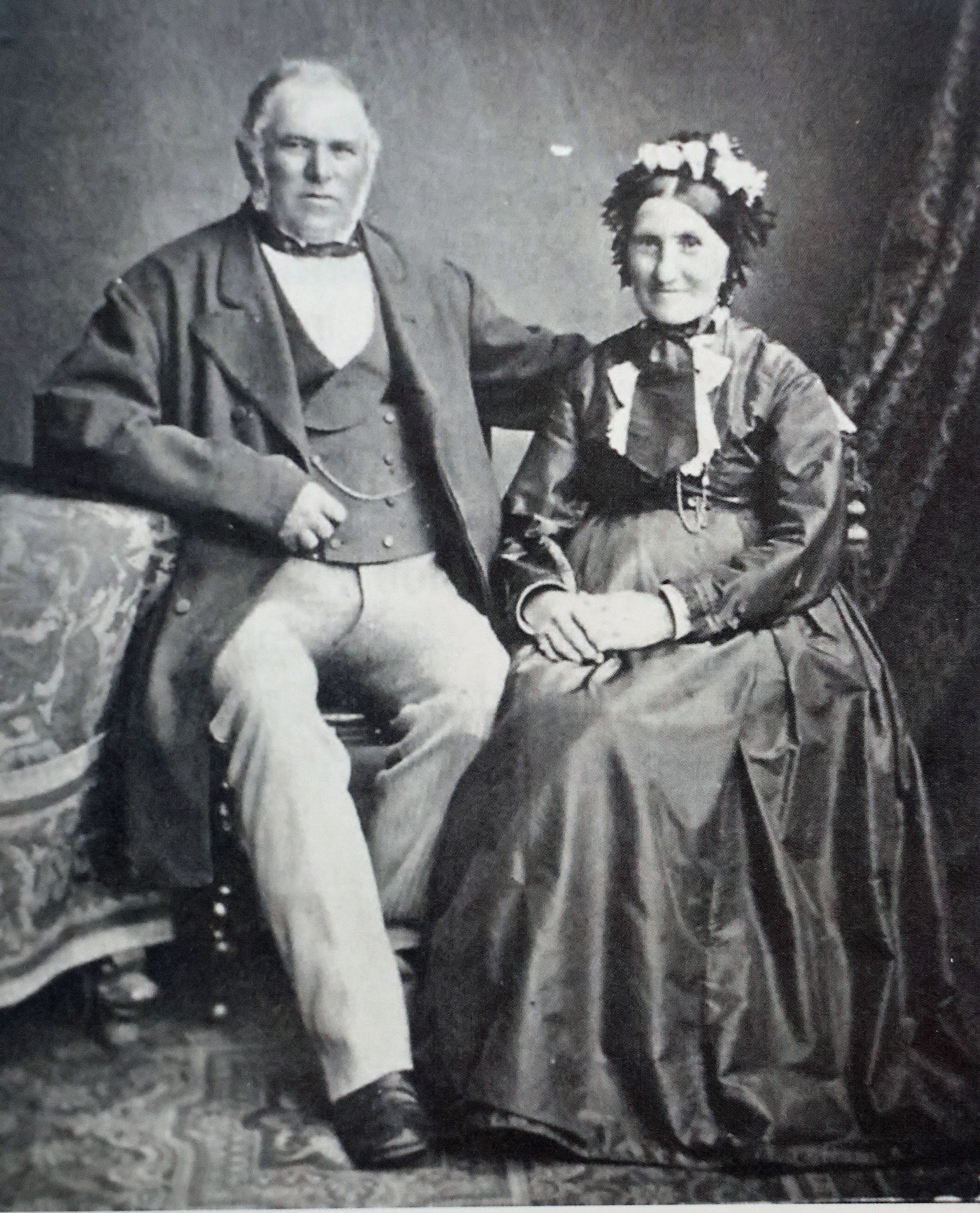 Auf dem Bild ist eine historische Aufnahme um 1873 eines Ehepaares zu sehen.