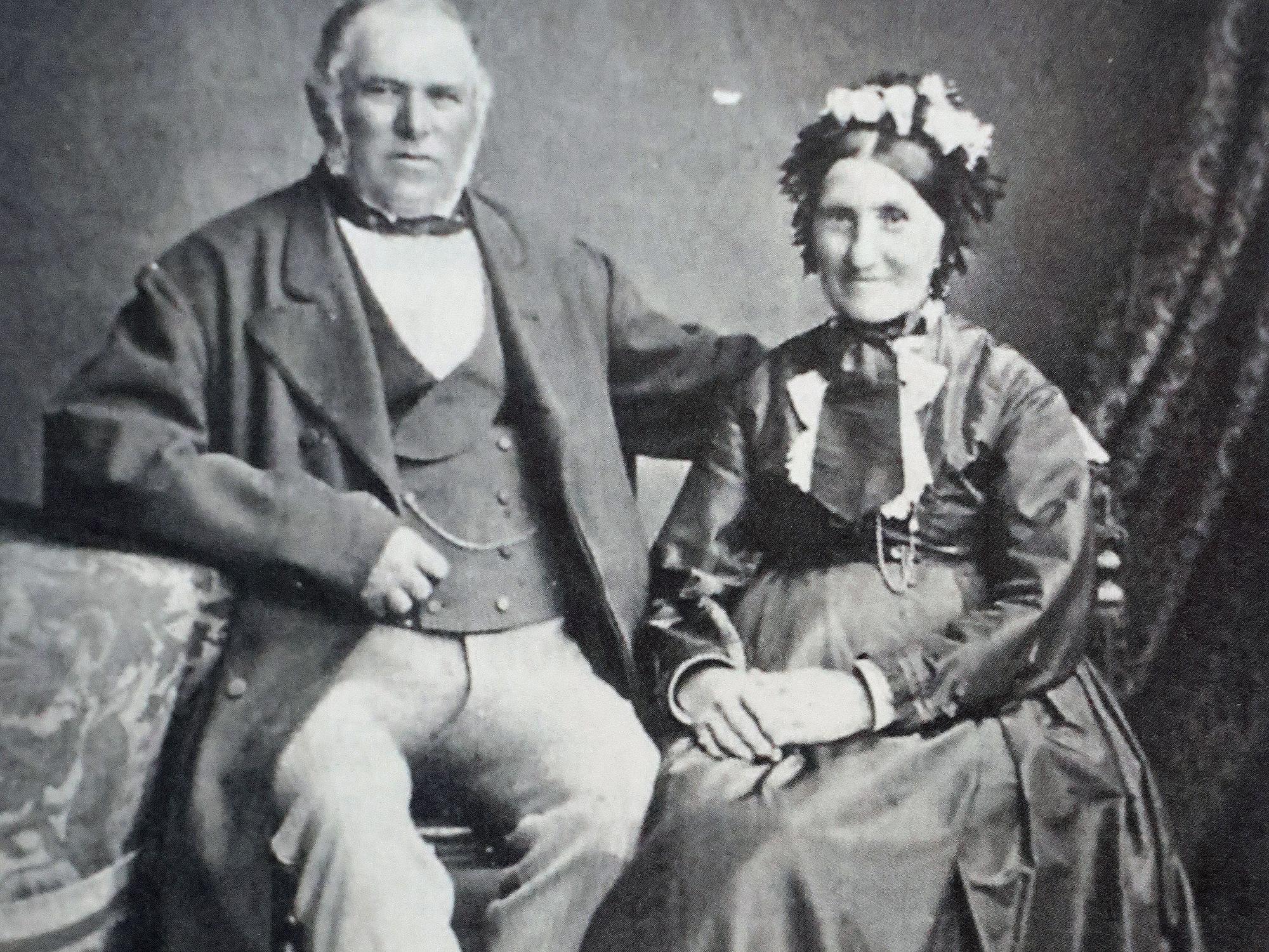 Auf dem Bild ist eine historische Aufnahme um 1873 eines Ehepaares zu sehen.