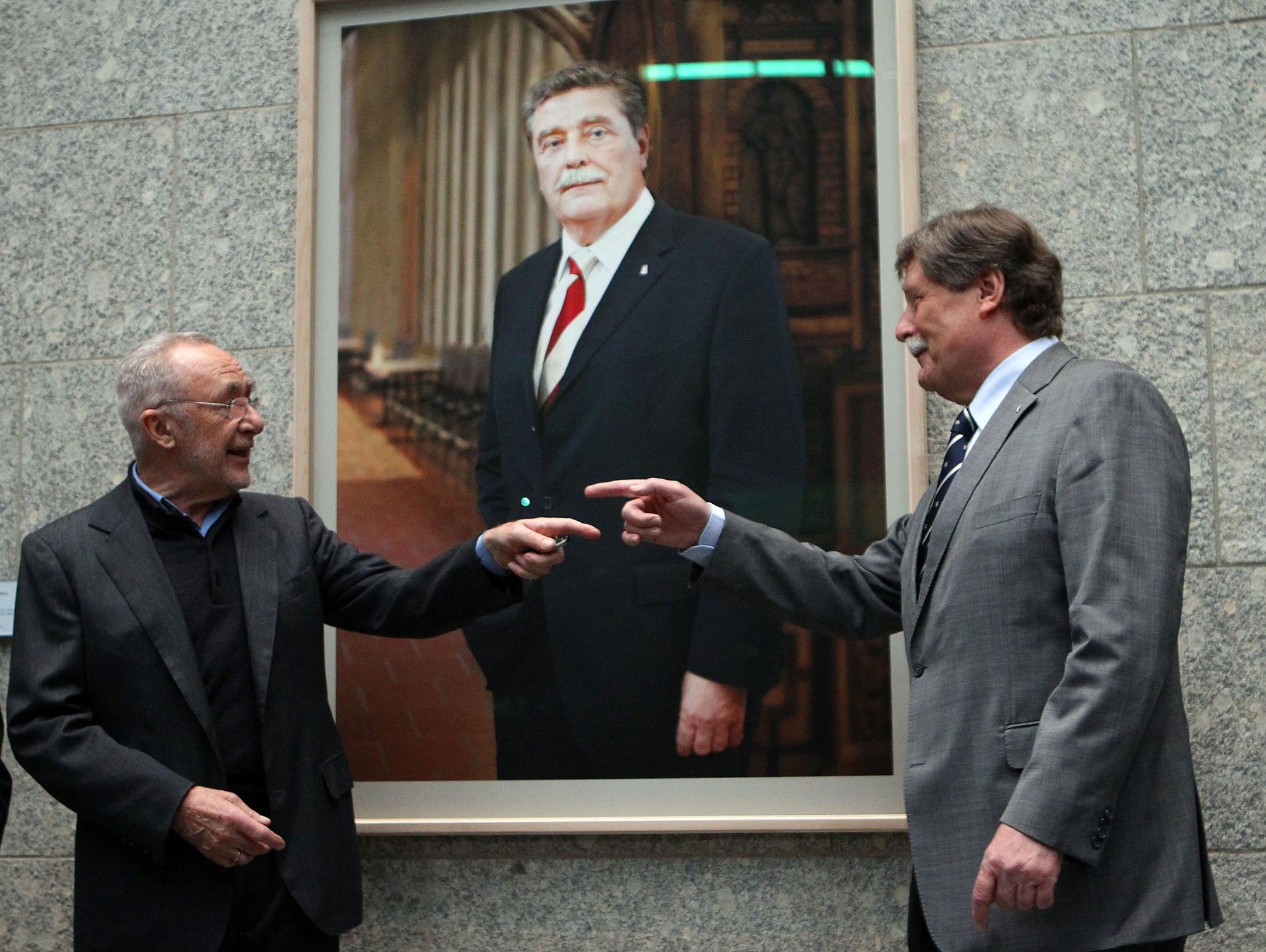 Gerhard Richter (l.) und Fritz Schramma unterhalten sich 2010 im Rathaus vor dem Richter-Porträt, das Schramma zeigt.
